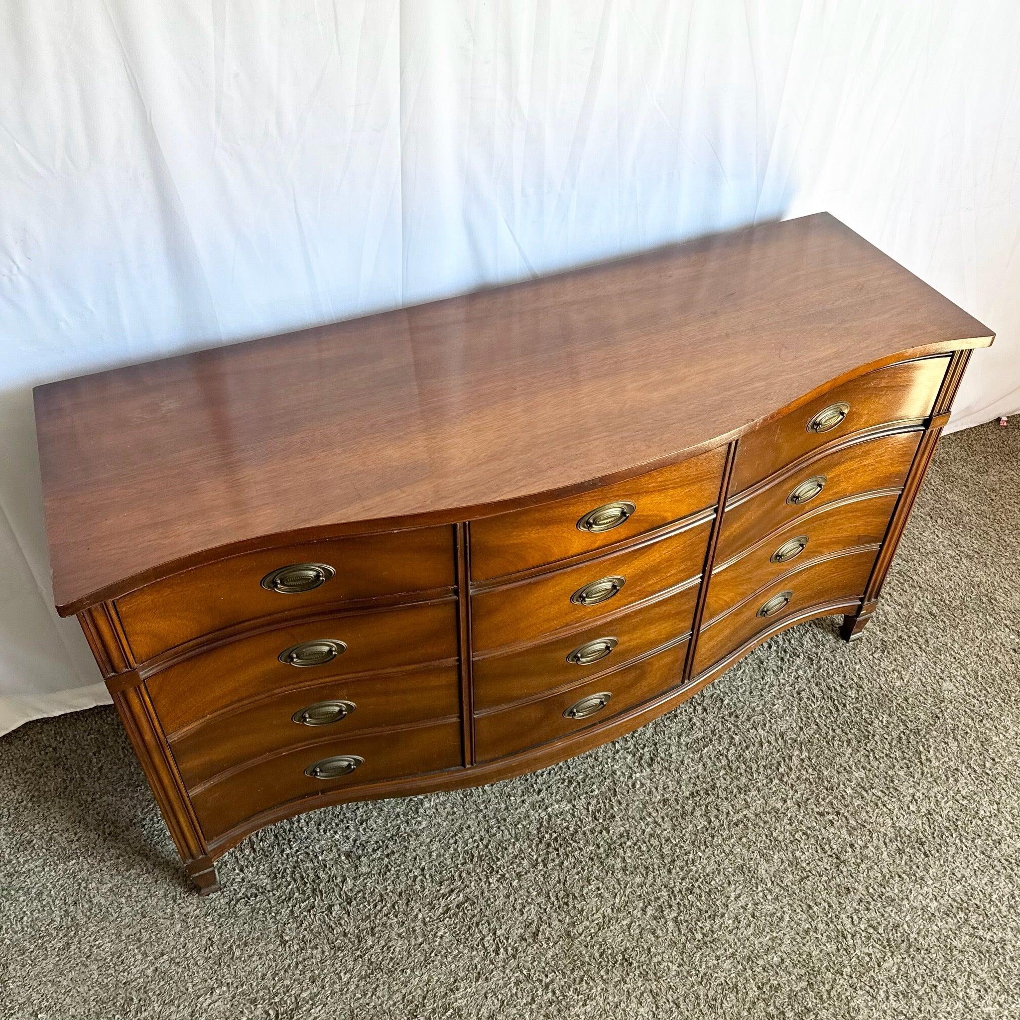 20ième siècle Commode fédérale vintage en acajou de Dixie en vente