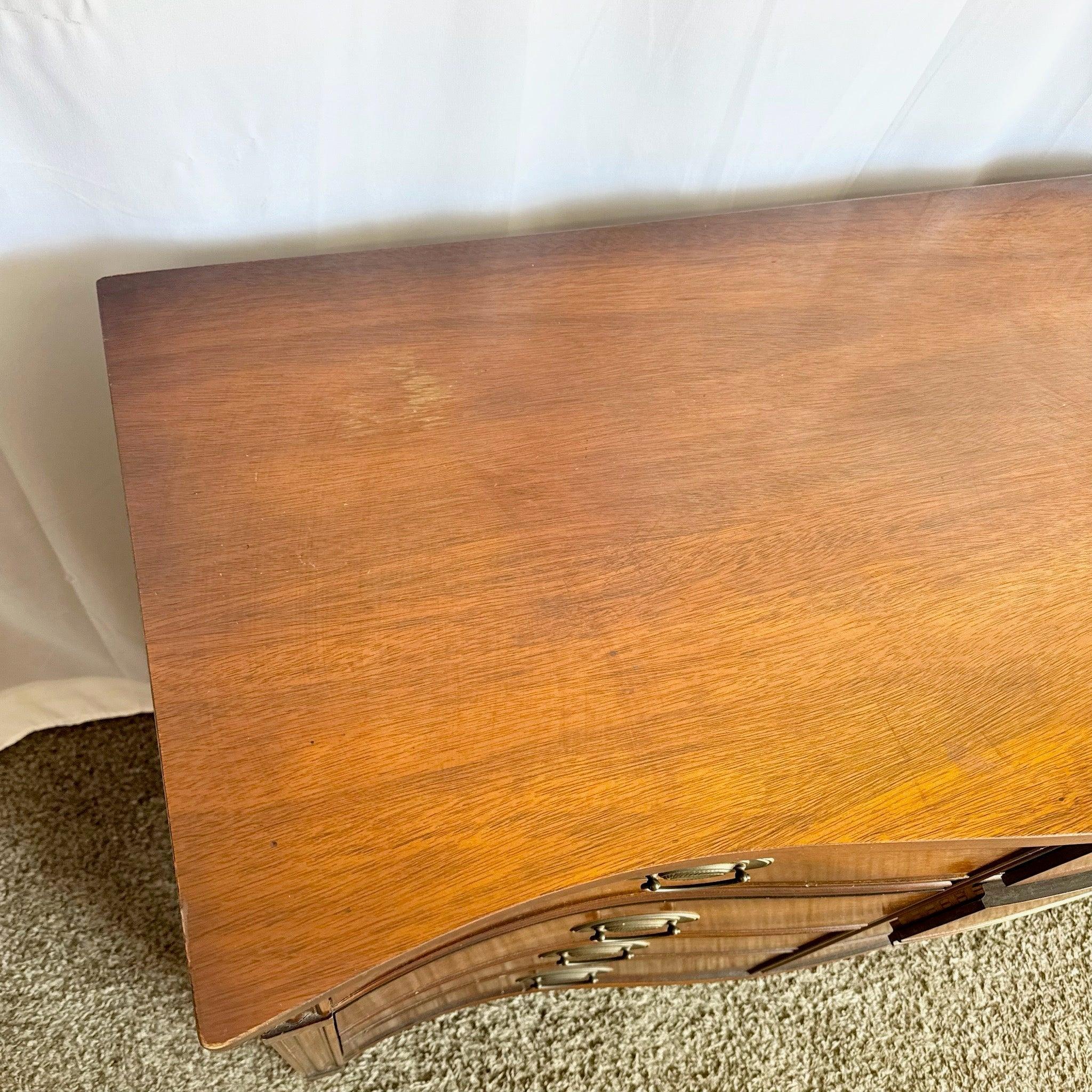 Acajou Commode fédérale vintage en acajou de Dixie en vente