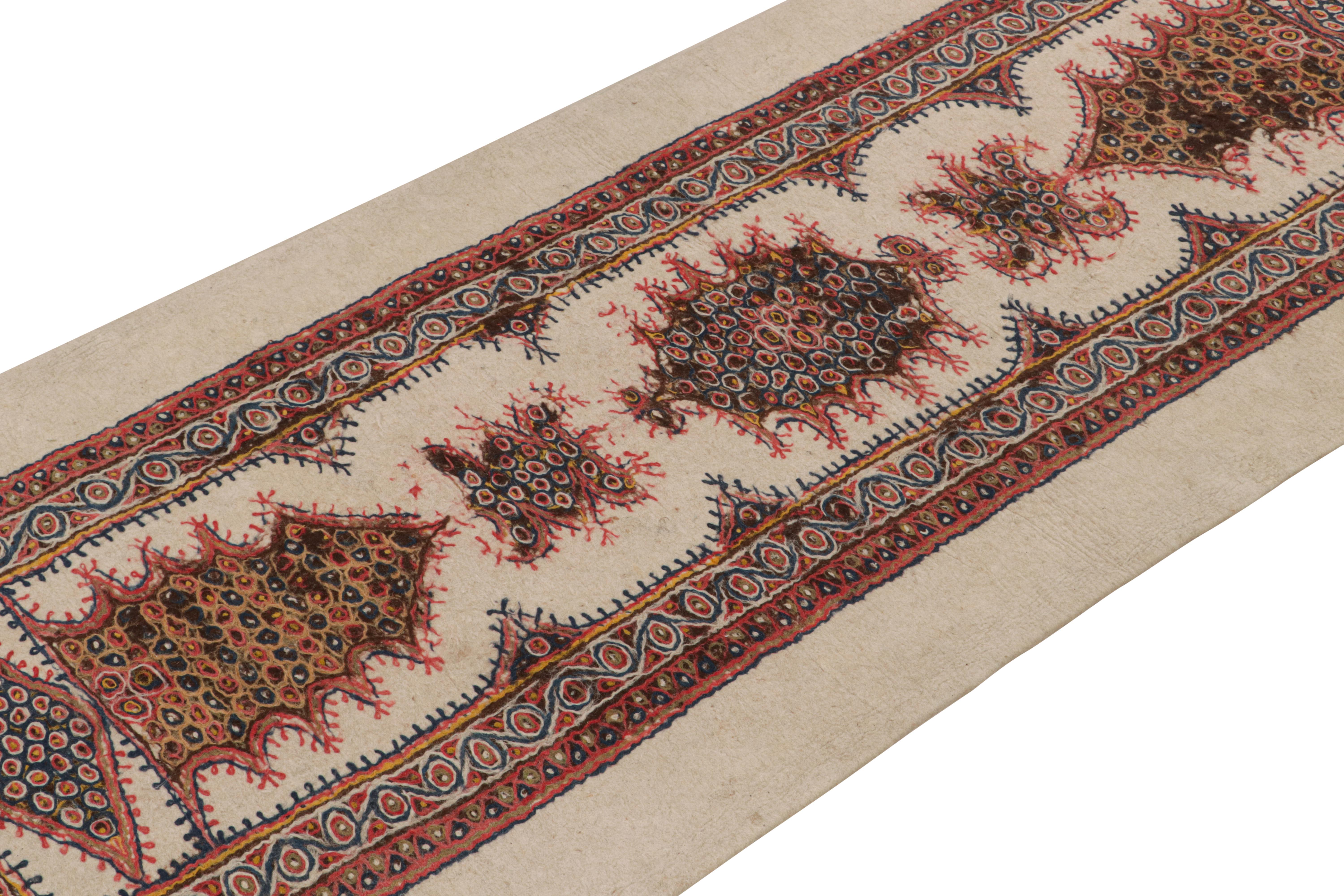 Ce kilim persan vintage de 5x14 fait partie d'une nouvelle collection de tapis feutrés rares de la Rug & Kilim Collection. Il a été tissé en laine vers 1950-1960.

 Sur le Design :

 Ce tissage plat est doté d'une large bordure et d'un motif