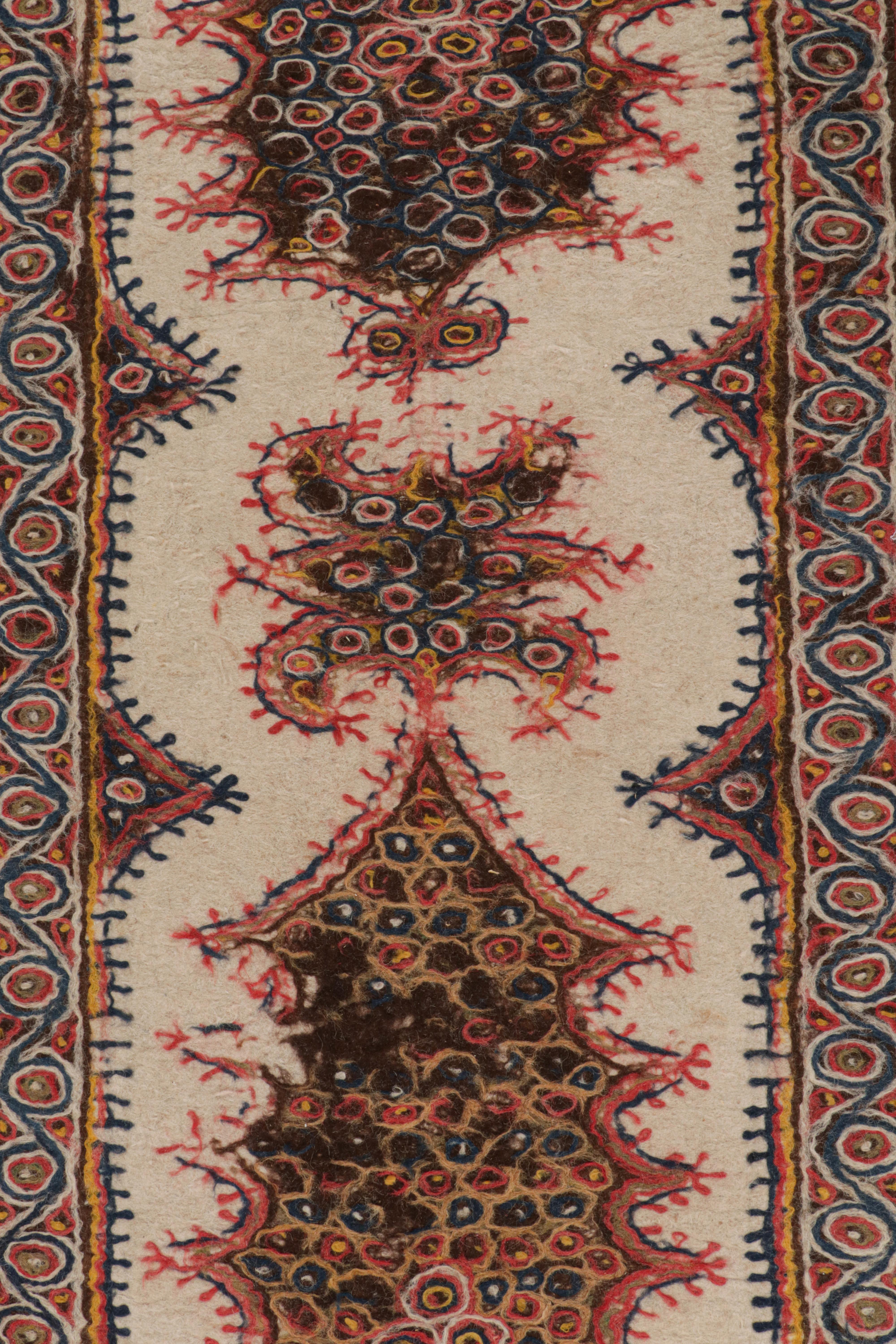 Tribal Tapis Kilim persan feutré vintage à motifs géométriques sur beige, par Rug & Kilim en vente