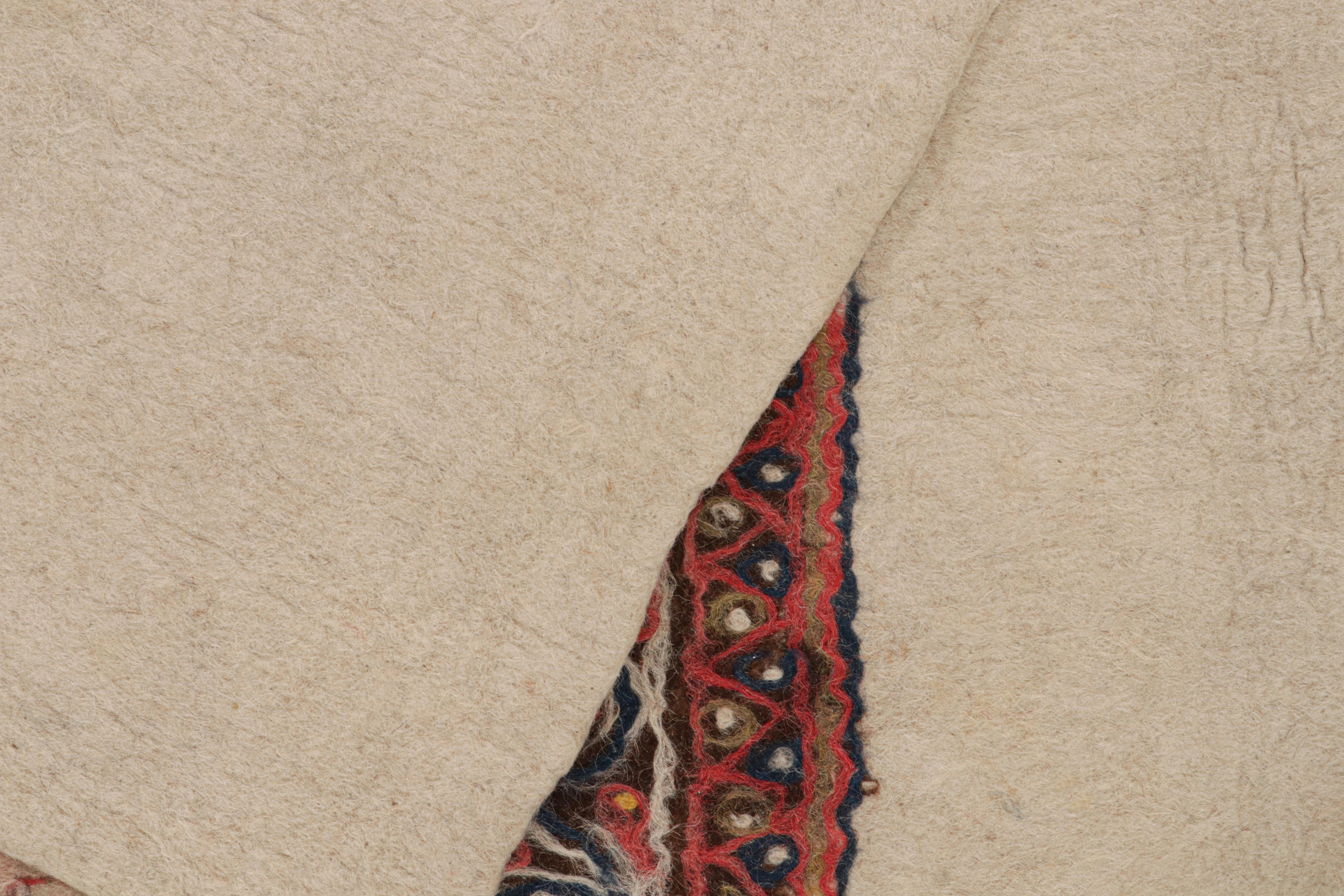 Milieu du XXe siècle Tapis Kilim persan feutré vintage à motifs géométriques sur beige, par Rug & Kilim en vente
