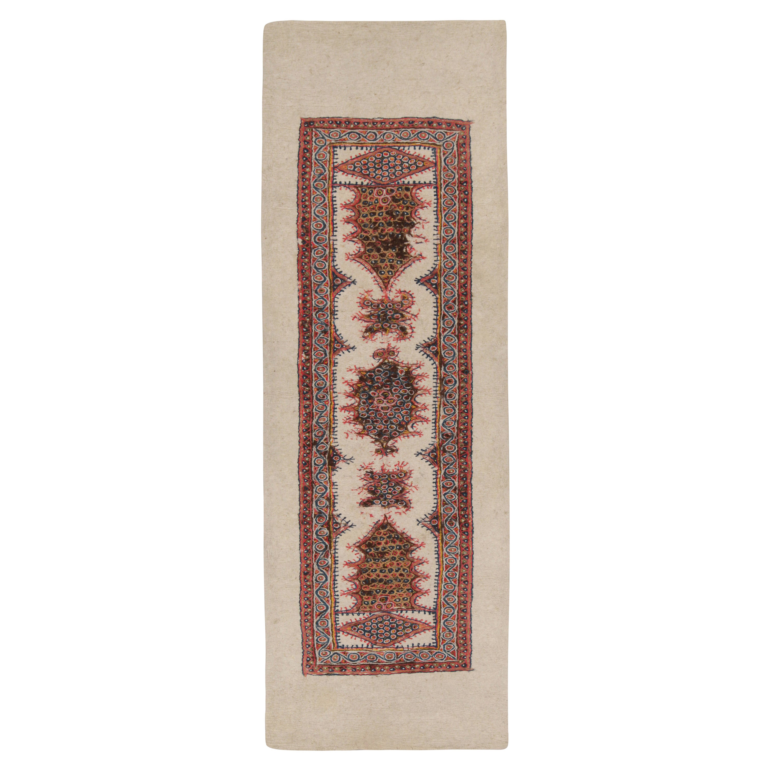 Kilim persiano infeltrito vintage con motivi geometrici su sfondo beige, di Rug & Kilim in vendita