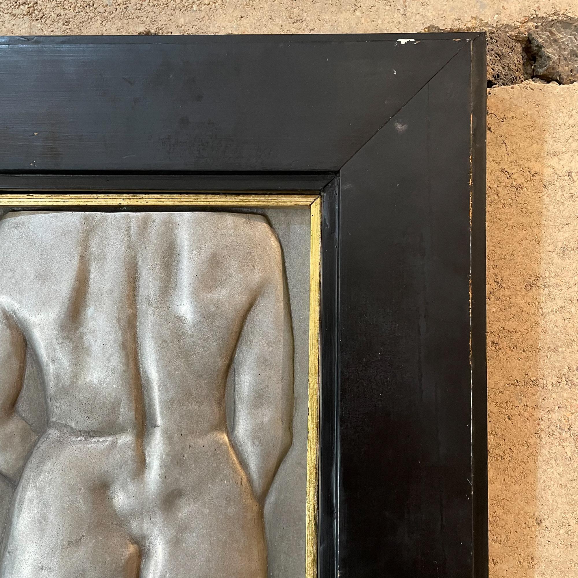 Torso desnudo femenino de los años 60 Arte de pared de aluminio fundido con pátina vintage Firmado mediados del siglo XX en venta