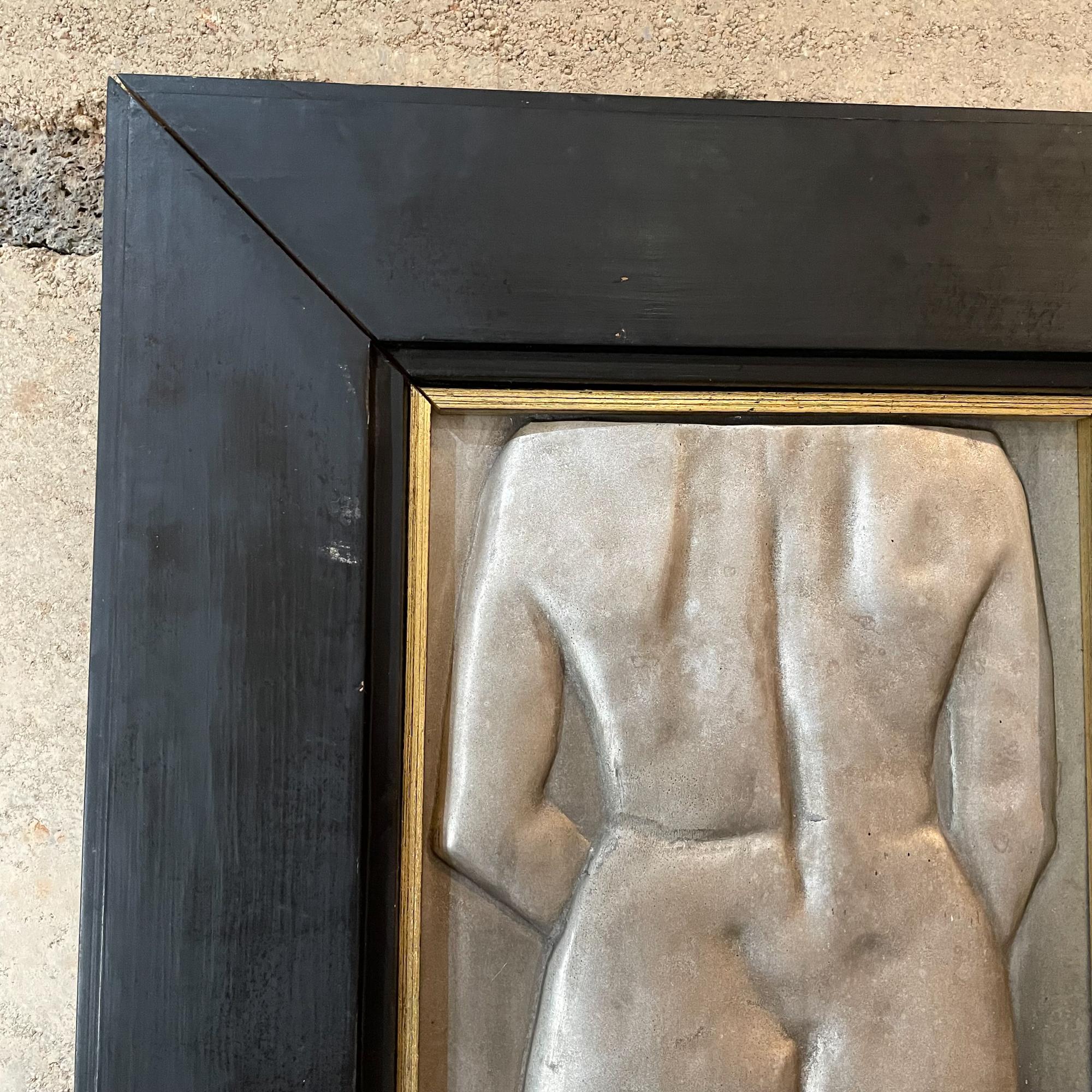 1960er Jahre weiblicher nackter Torso auf der Rückseite aus Aluminiumguss Wandkunst Vintage Patina signiert (Holz) im Angebot