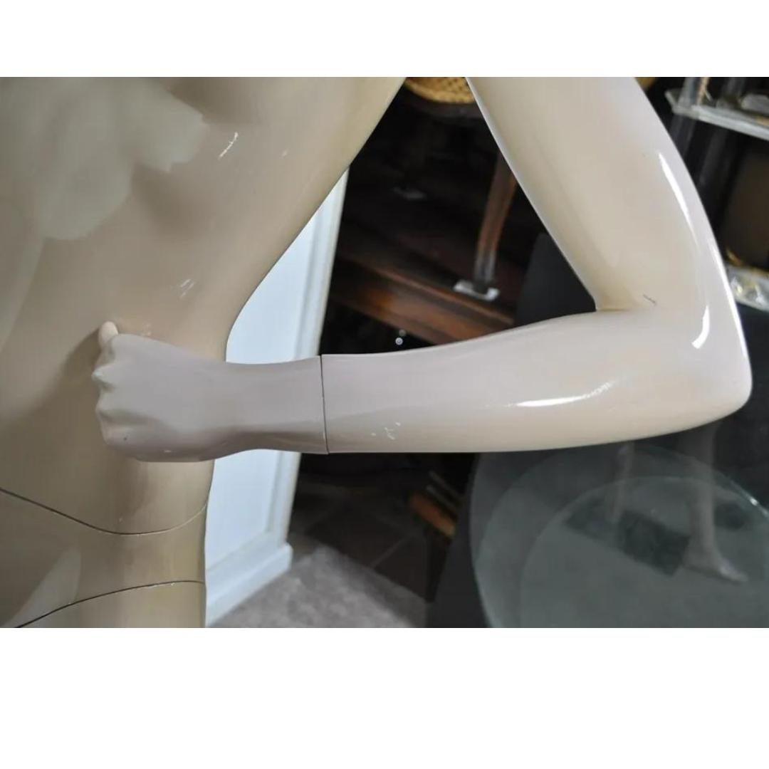 Maniquí de mujer vintage de fibra de vidrio con forma de vestido sobre soporte en venta 2