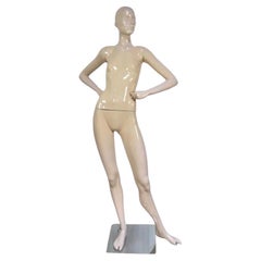 Maniquí de mujer vintage de fibra de vidrio con forma de vestido sobre soporte