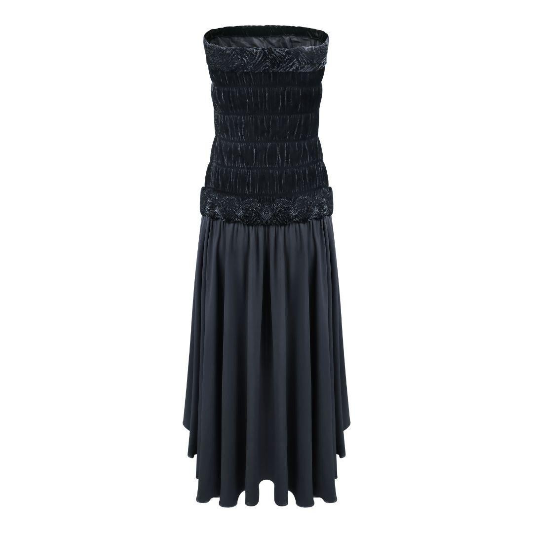 Questo abito senza spalline di Karl Lagerfeld for Fendi, risalente agli anni '70, presenta un corpetto in velluto con una texture morbida e arricciata che aggiunge profondità e ricchezza al tessuto. L'abito è aderente nella parte superiore, mentre