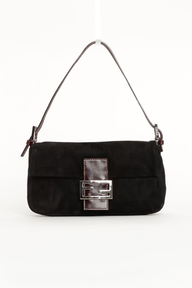 VINTAGE FENDI BAGUETTE-TASCHE AUS SCHWARZEM WILDLEDER MIT DUNKELBRAUNEM LEDERRIEMEN UND SILBERNER HARDWARE

Ikonische Baguette-Tasche von Fendi aus schwarzem Wildleder mit braunem Lederriemen und -verschluss und silberner Hardware. 
Signature