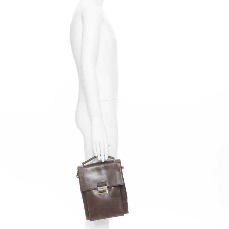Vintage FENDI brown buckle flap multi pocket top handle satchenl bag
Référence : KNCN/A00009
Marque : Fendi
Modèle : Cartable à documents
MATERIAL : Cuir
Couleur : marron
Motif : Solide
Fermeture : Fermoir
Doublure :  Tissu
Détails supplémentaires :