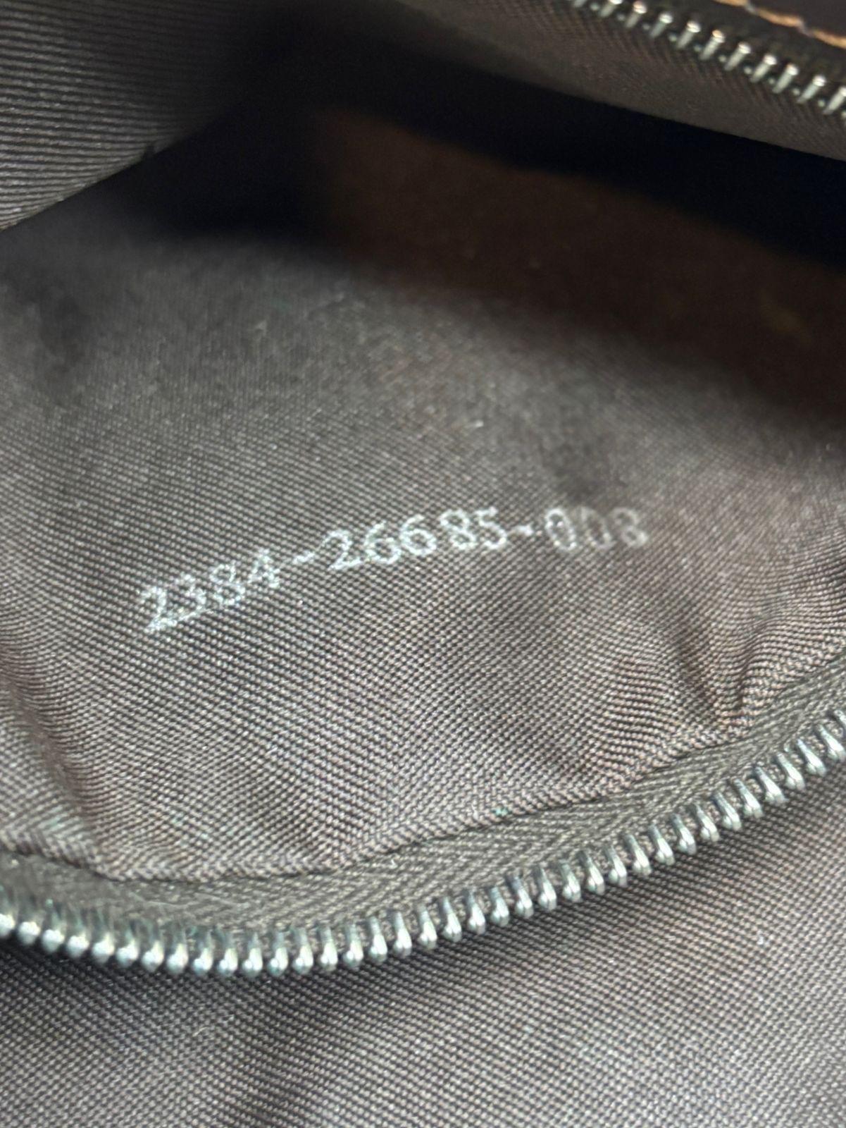 Bolsa clásica fendi baguette con cremallera. Correa larga ajustable. Se puede llevar cruzada, pero es un poco corta. En muy buen estado vintage. Pequeño deslustre en los herrajes. Viene con la bolsa para el polvo.