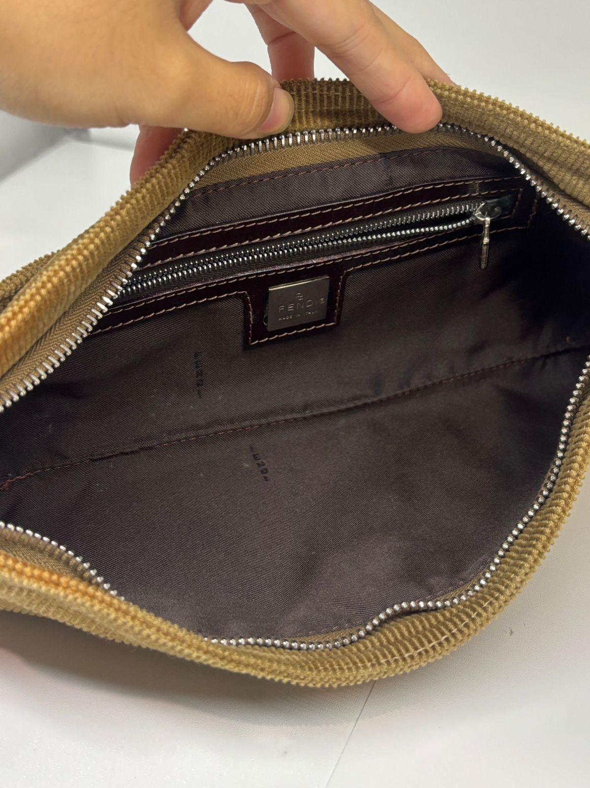 Bolso bandolera vintage Fendi de pana marrón con cremallera en Bueno estado para la venta en Jakarta, Daerah Khusus Ibukota Jakarta