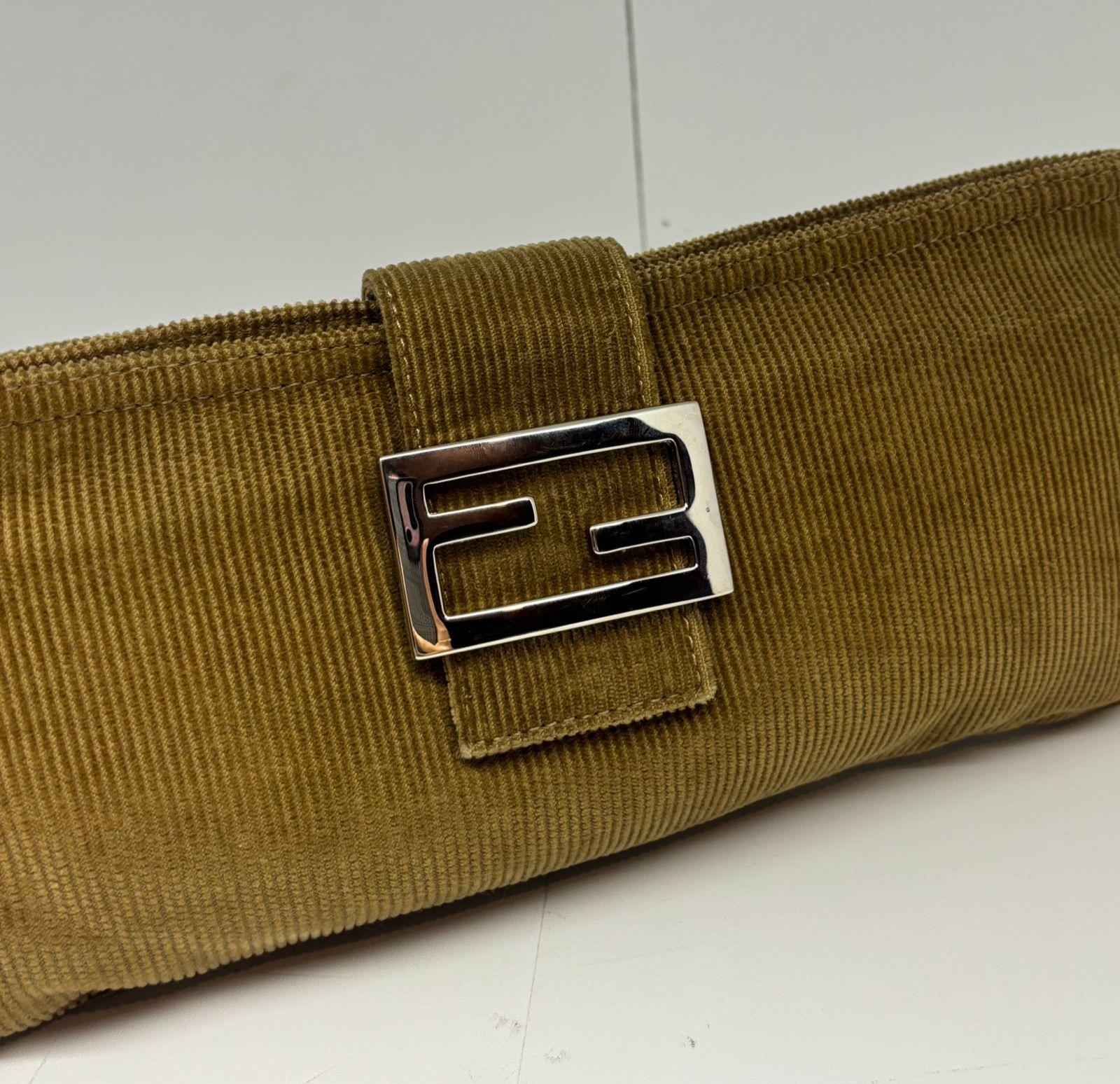 Bolso bandolera vintage Fendi de pana marrón con cremallera en venta 1