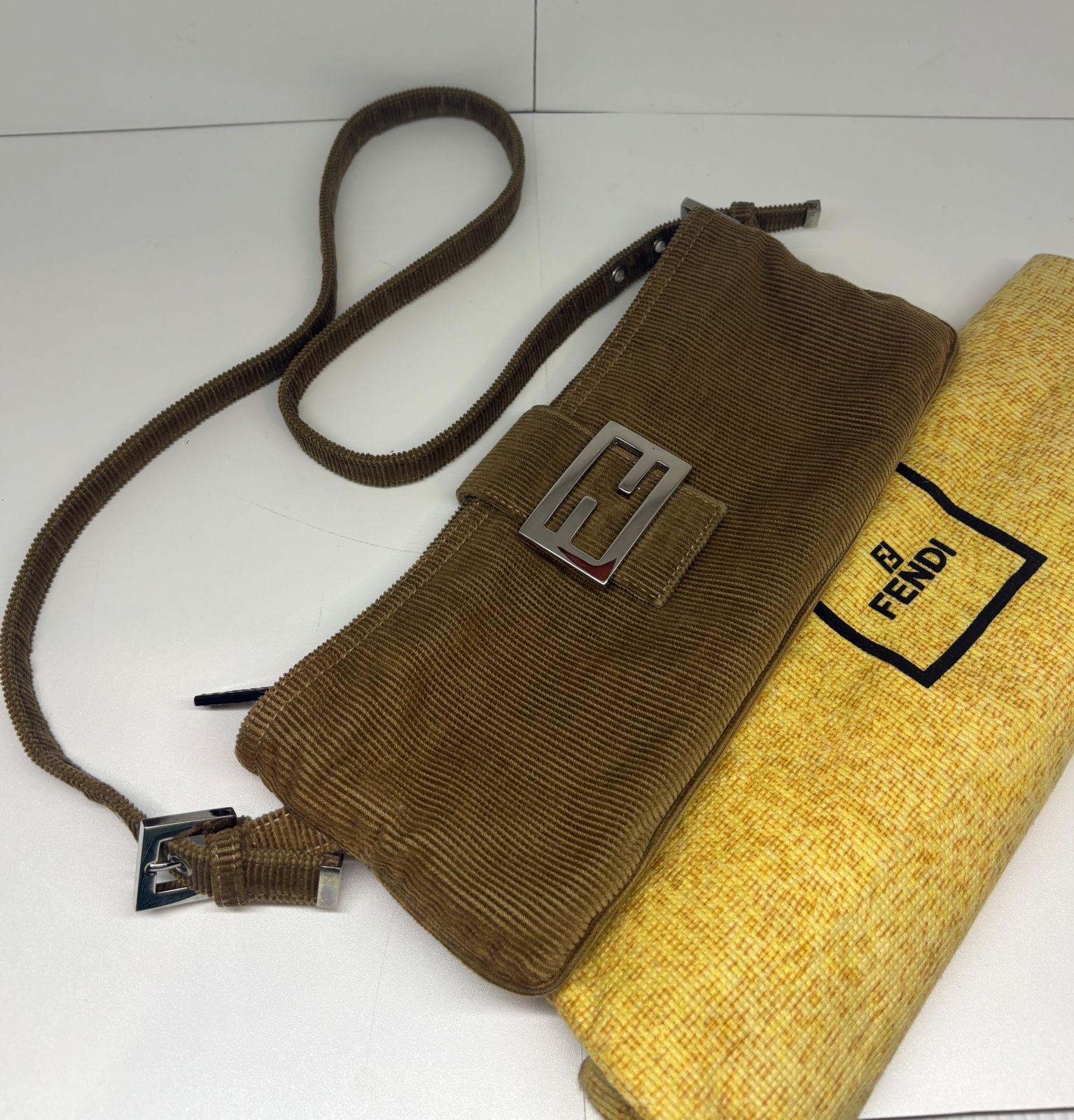 Bolso bandolera vintage Fendi de pana marrón con cremallera en venta 2
