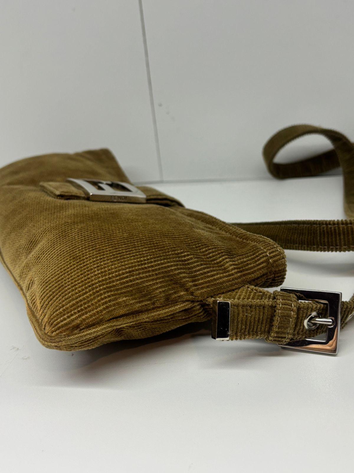 Bolso bandolera vintage Fendi de pana marrón con cremallera en venta 3