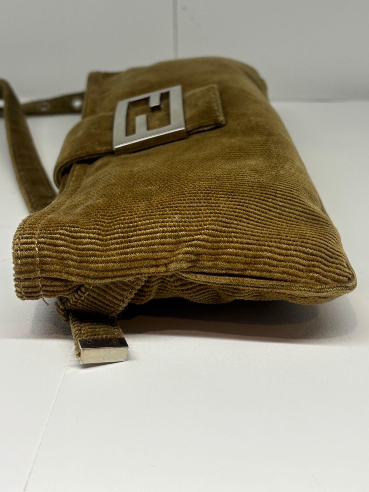 Bolso bandolera vintage Fendi de pana marrón con cremallera en venta 4