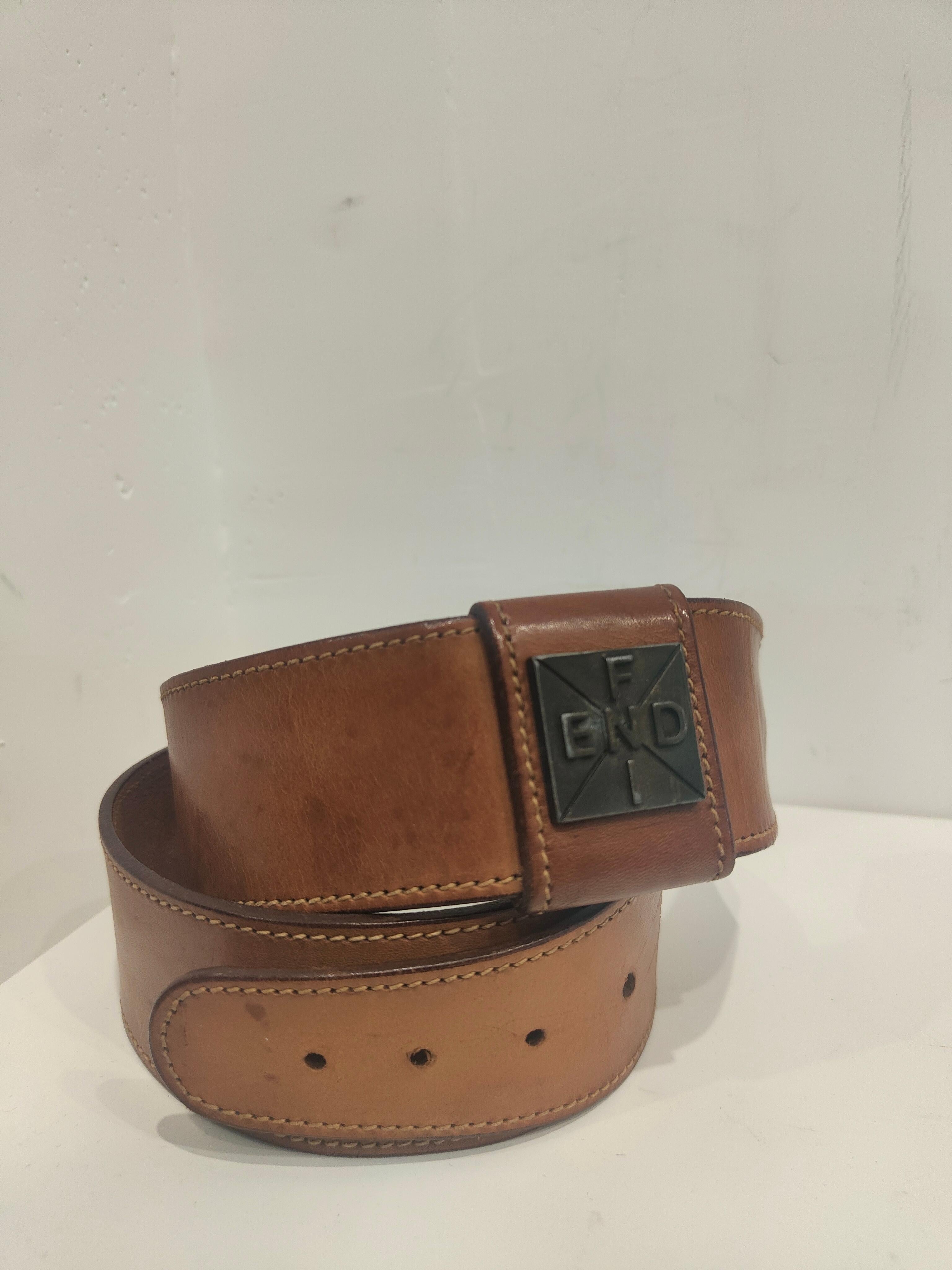 Ceinture vintage en cuir Brown de Fendi 
Taille 95 cm
Entièrement fabriqué en Italie 