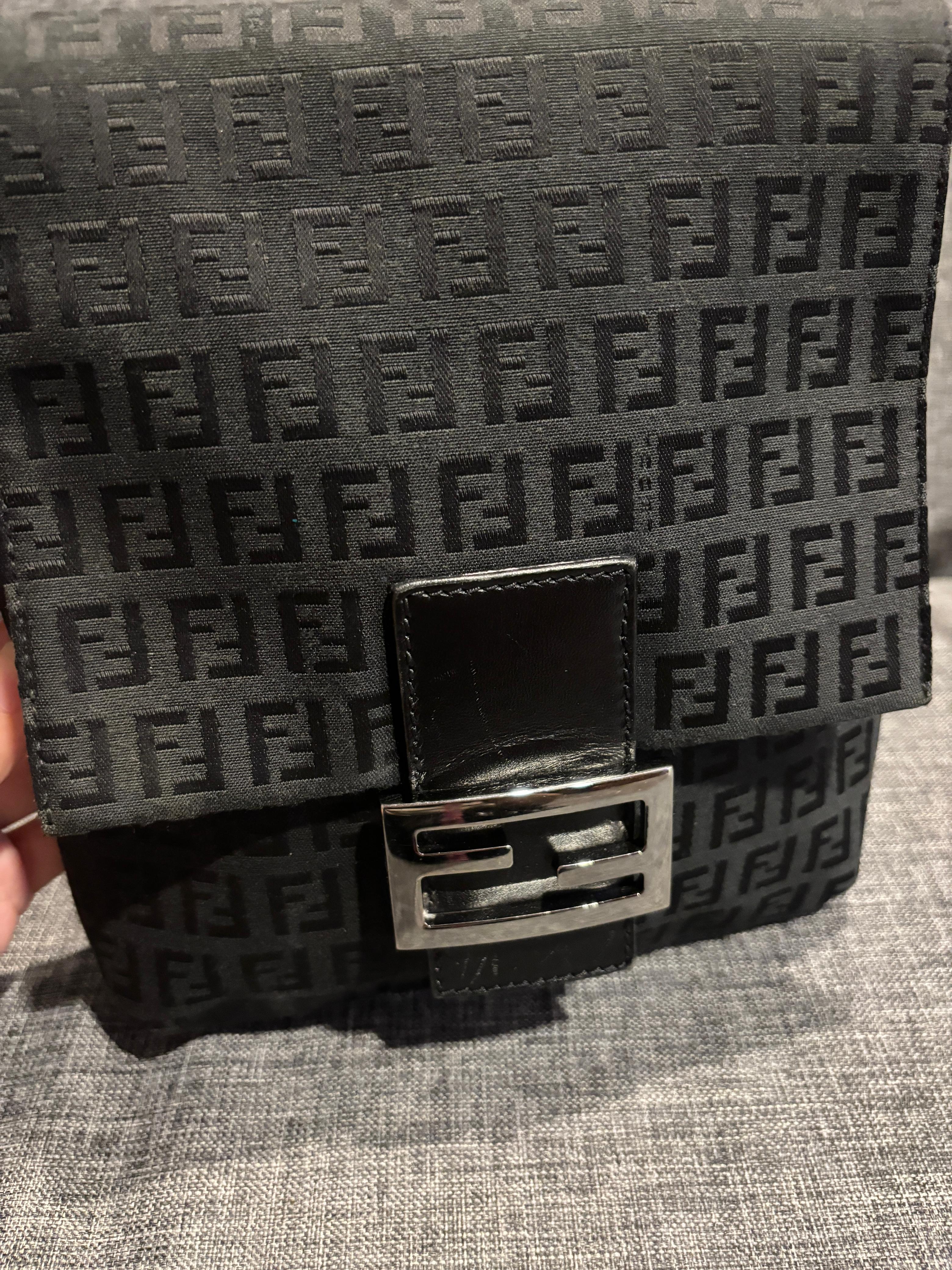 Vintage Fendi FF Zucca Black Baguette Crossbody Bag bag bag en vente 7