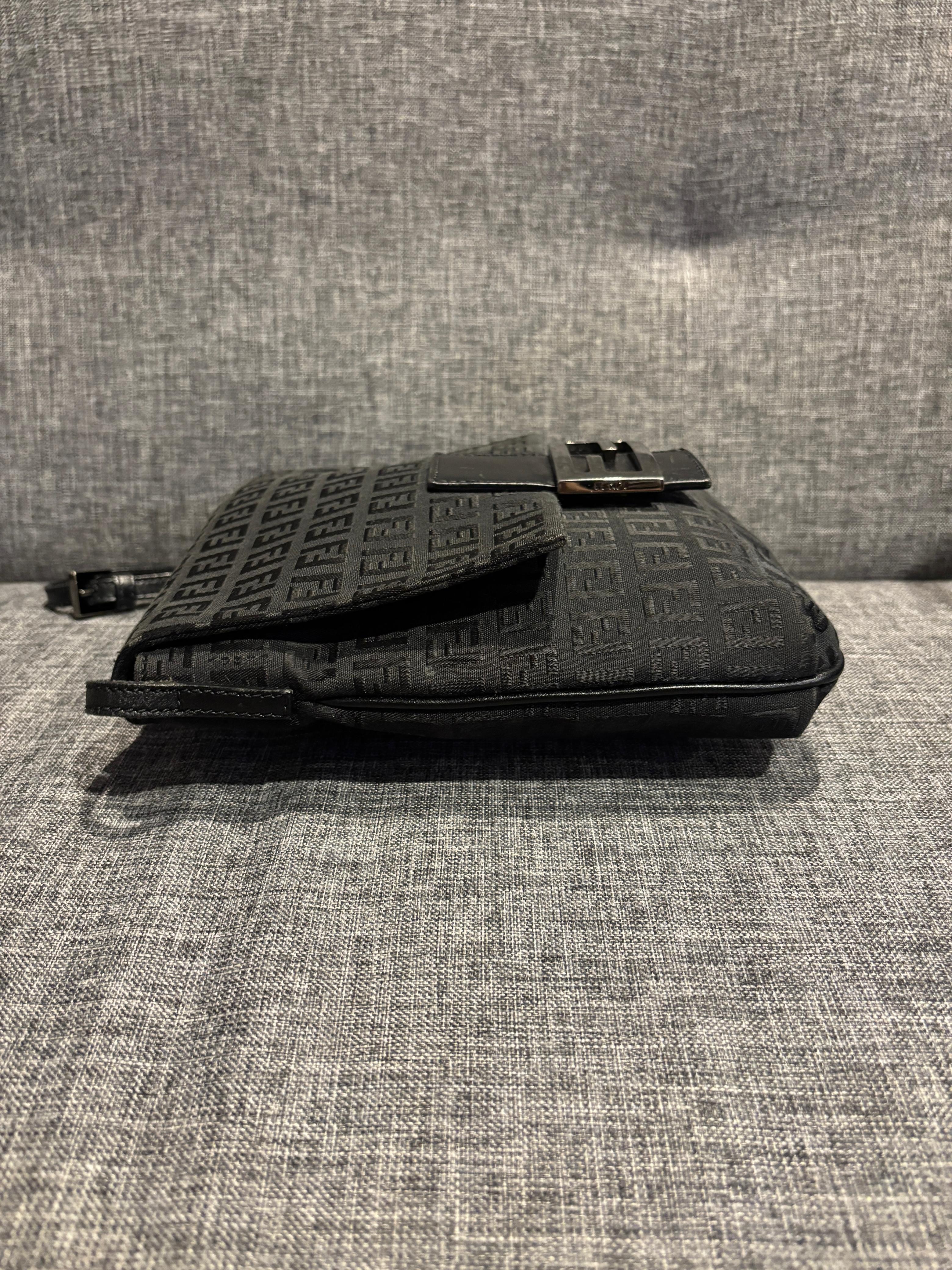 Vintage Fendi FF Zucca Black Baguette Crossbody Bag bag bag en vente 8