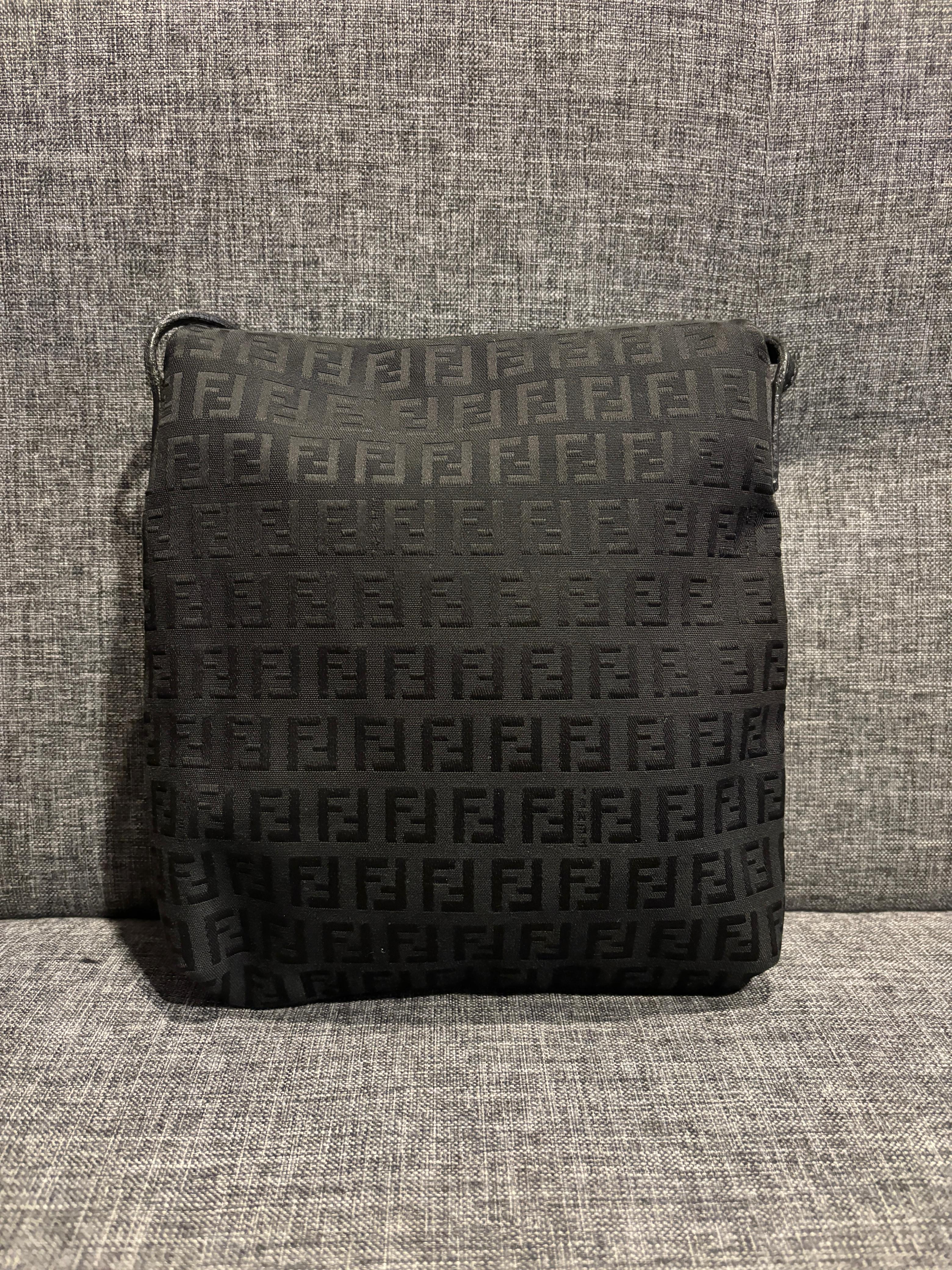 Sac crossbody vintage décontracté Fendi baguette en toile noire. Pièce légère et classique de Fendi. Légères craquelures sur le passepoil mais pas sur la lanière en cuir. Livré en l'état.