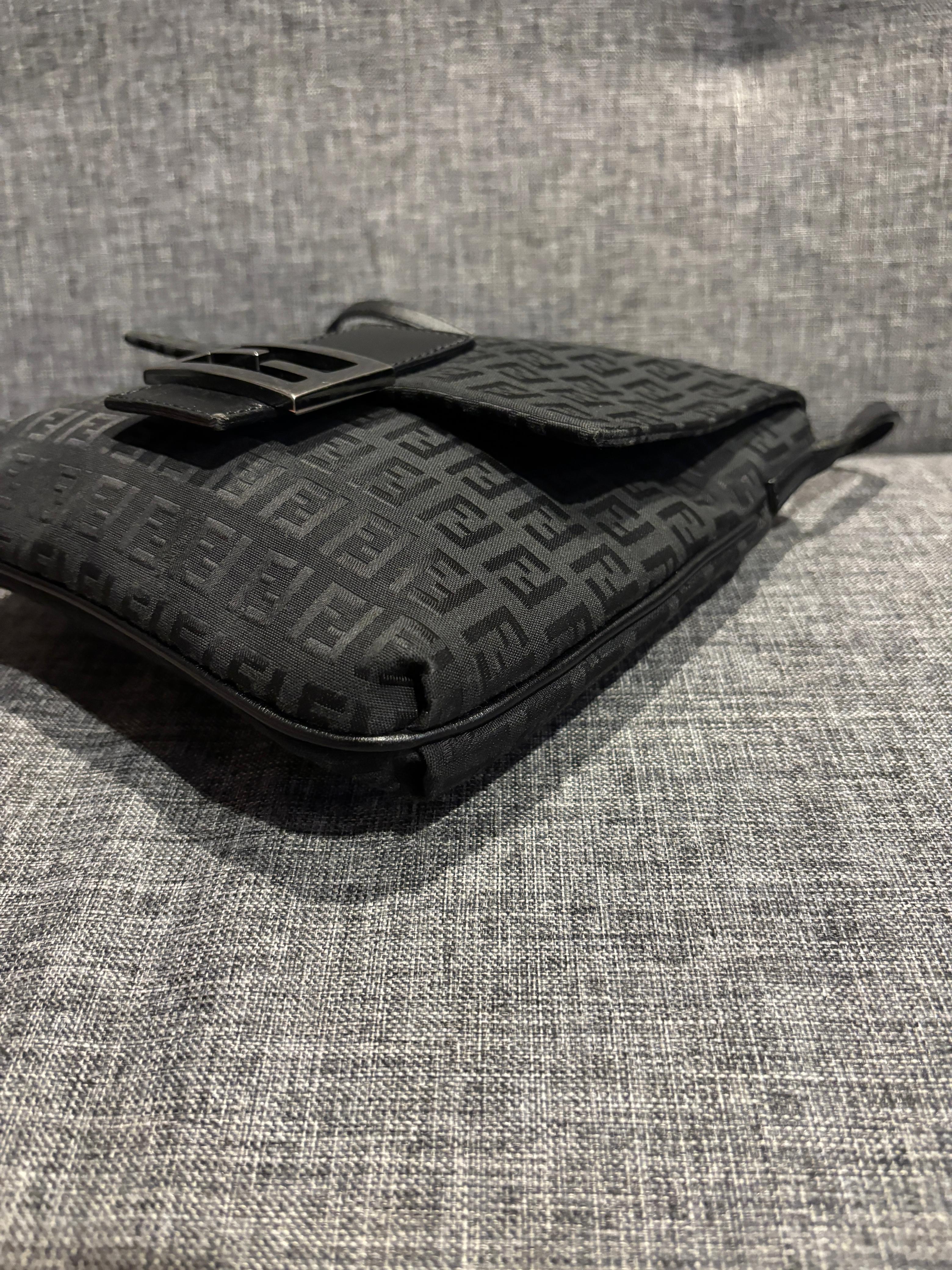 Noir Vintage Fendi FF Zucca Black Baguette Crossbody Bag bag bag en vente