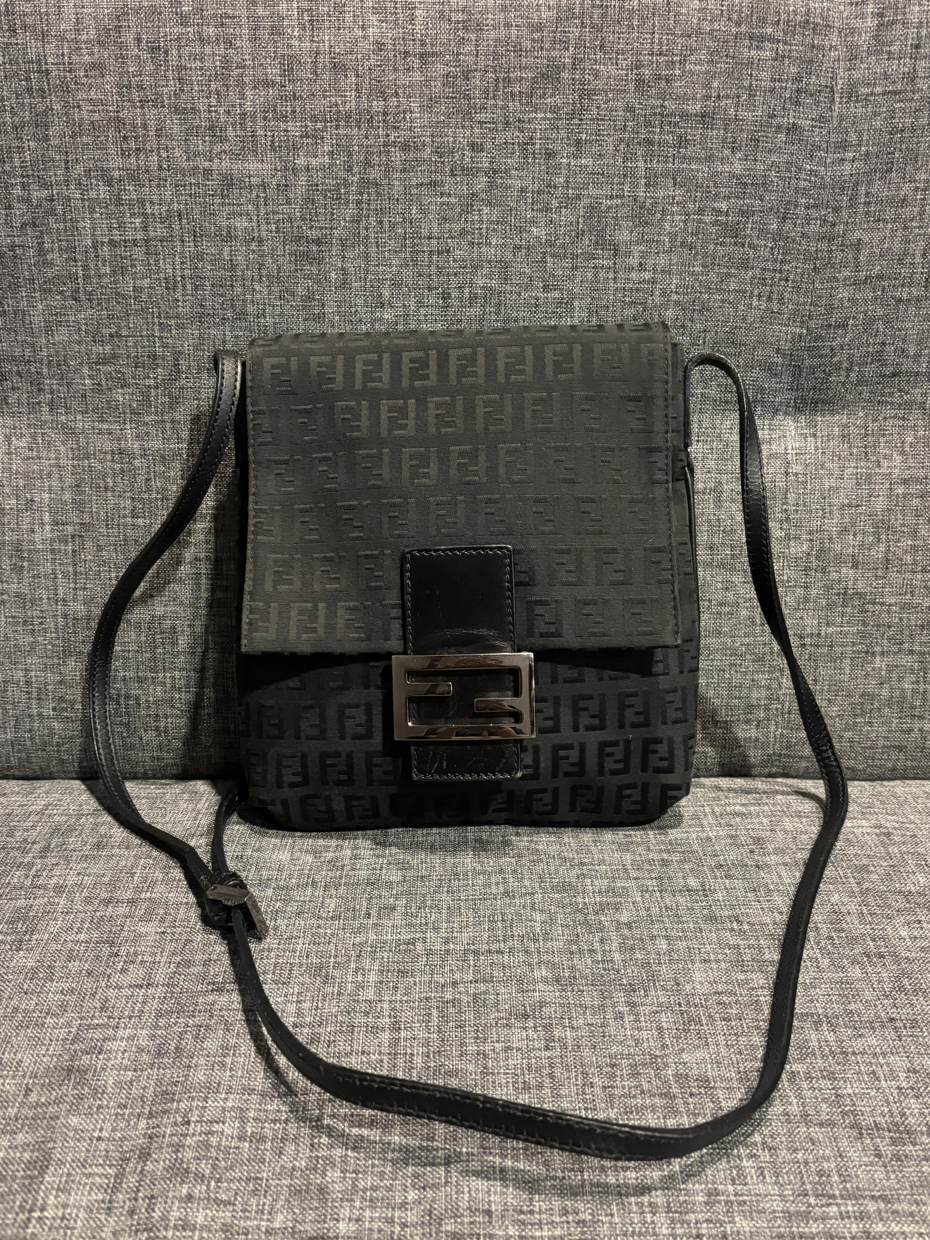 Vintage Fendi FF Zucca Black Baguette Crossbody Bag bag bag Bon état - En vente à Jakarta, Daerah Khusus Ibukota Jakarta