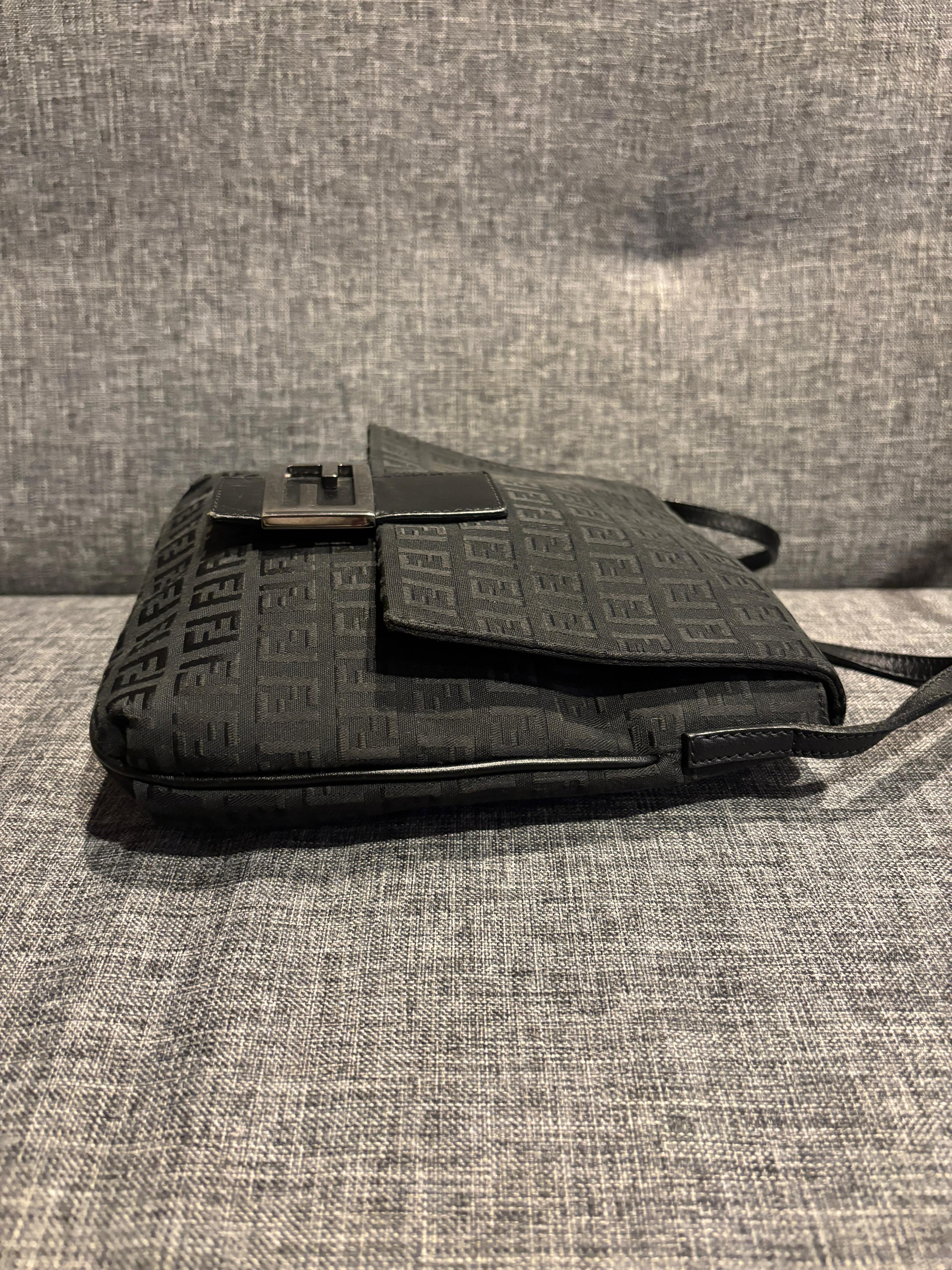 Vintage Fendi FF Zucca Black Baguette Crossbody Bag bag bag en vente 3