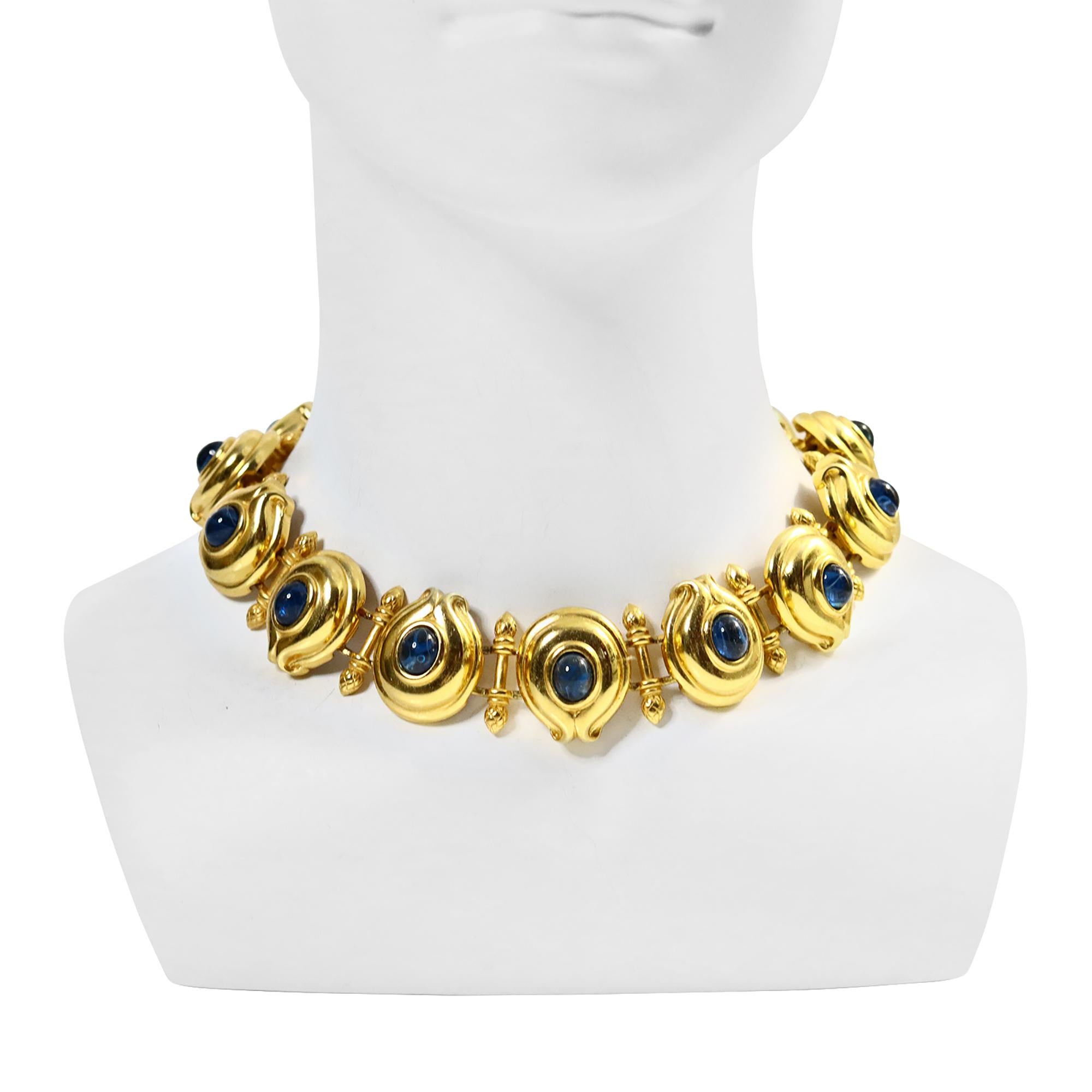 Collar vintage Fendi de oro y cabujones azules. Un importante collar de los años 80 presenta discos ovales de oro con cabujones azules, que son brillantes, y una esfera con un dibujo de trigo que separa cada uno de ellos. Al final hay un cierre