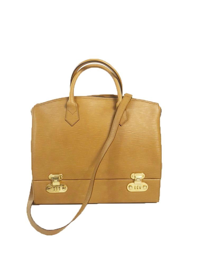 1990s Fendi leather vanity bag. Condition: Very good. 

12.5