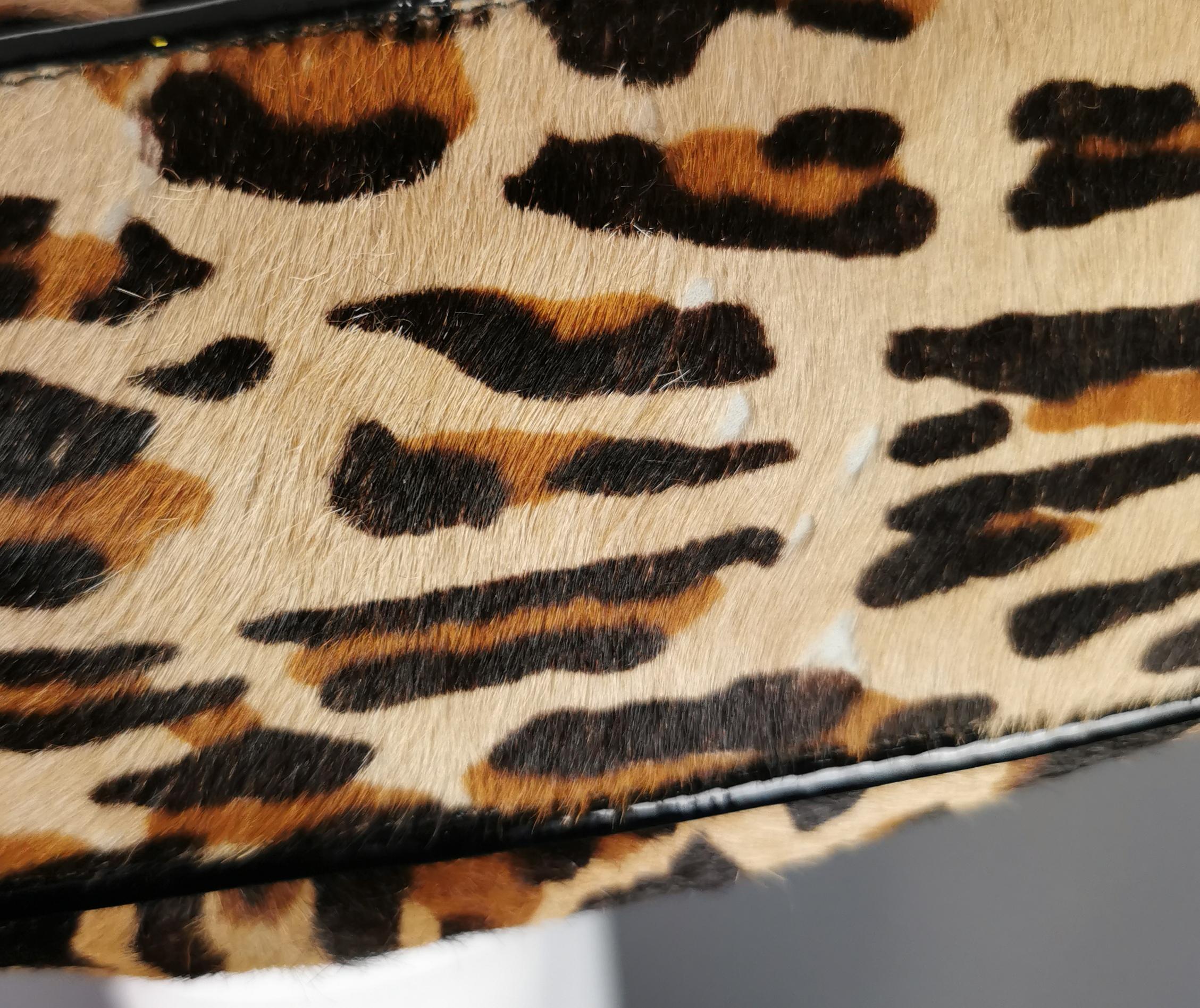 Fendi Vintage B-Tasche mit Leopardenmuster, schwarzes Lackleder  im Angebot 13