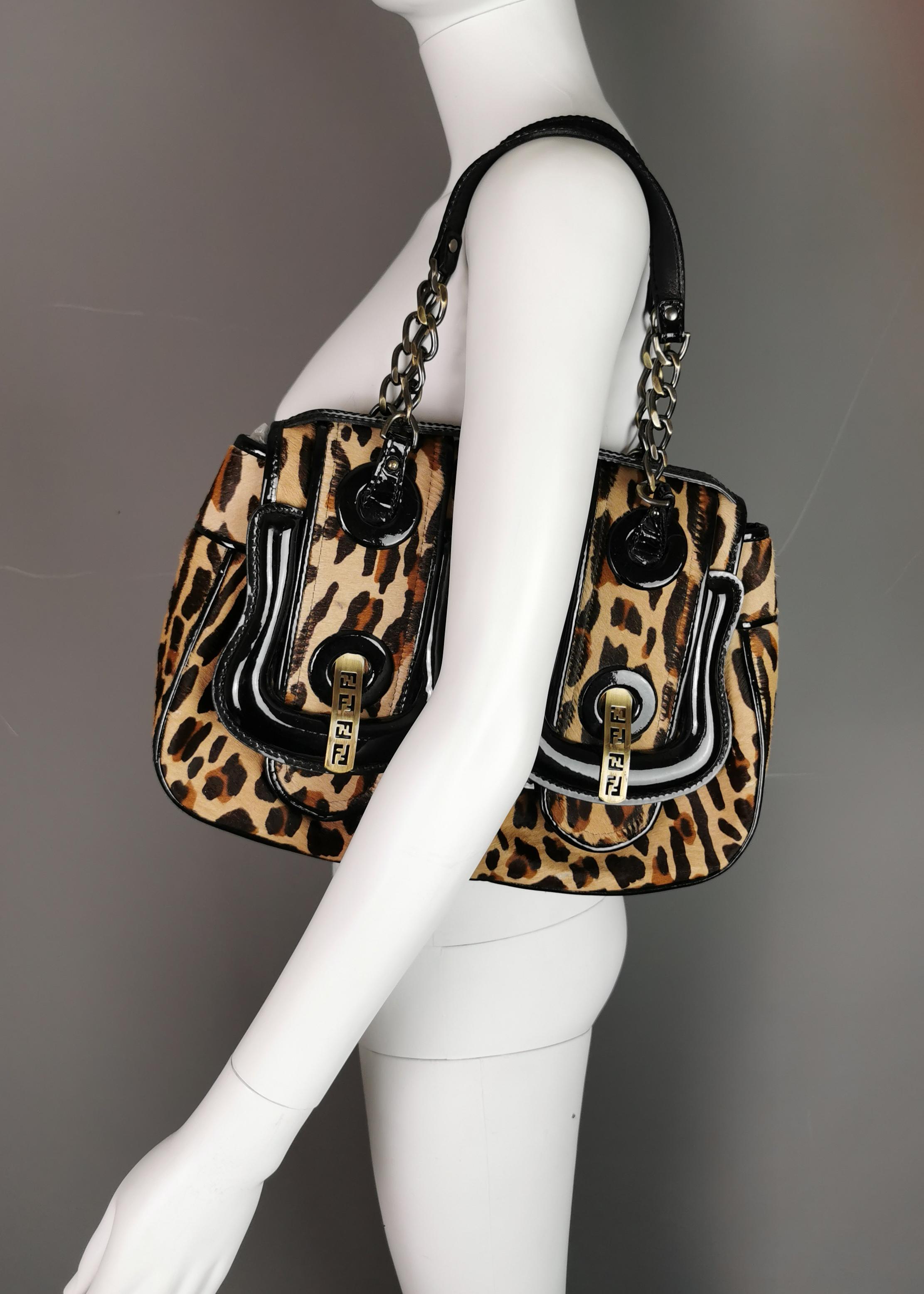 Vintage Fendi Leopard print B bag, Black patent leather  In Good Condition For Sale In NEWARK, GB