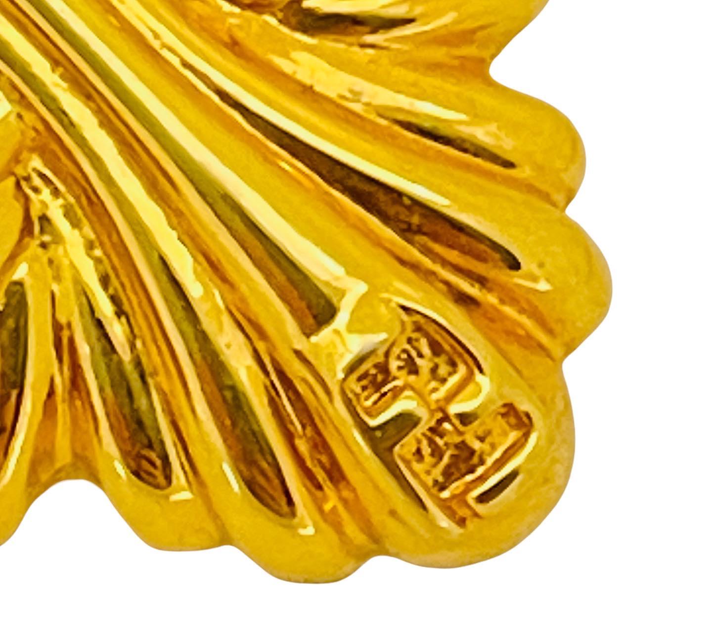 Boucles d'oreilles percées vintage signées FENDI avec logo en or, défilé de créateur  Excellent état - En vente à Palos Hills, IL