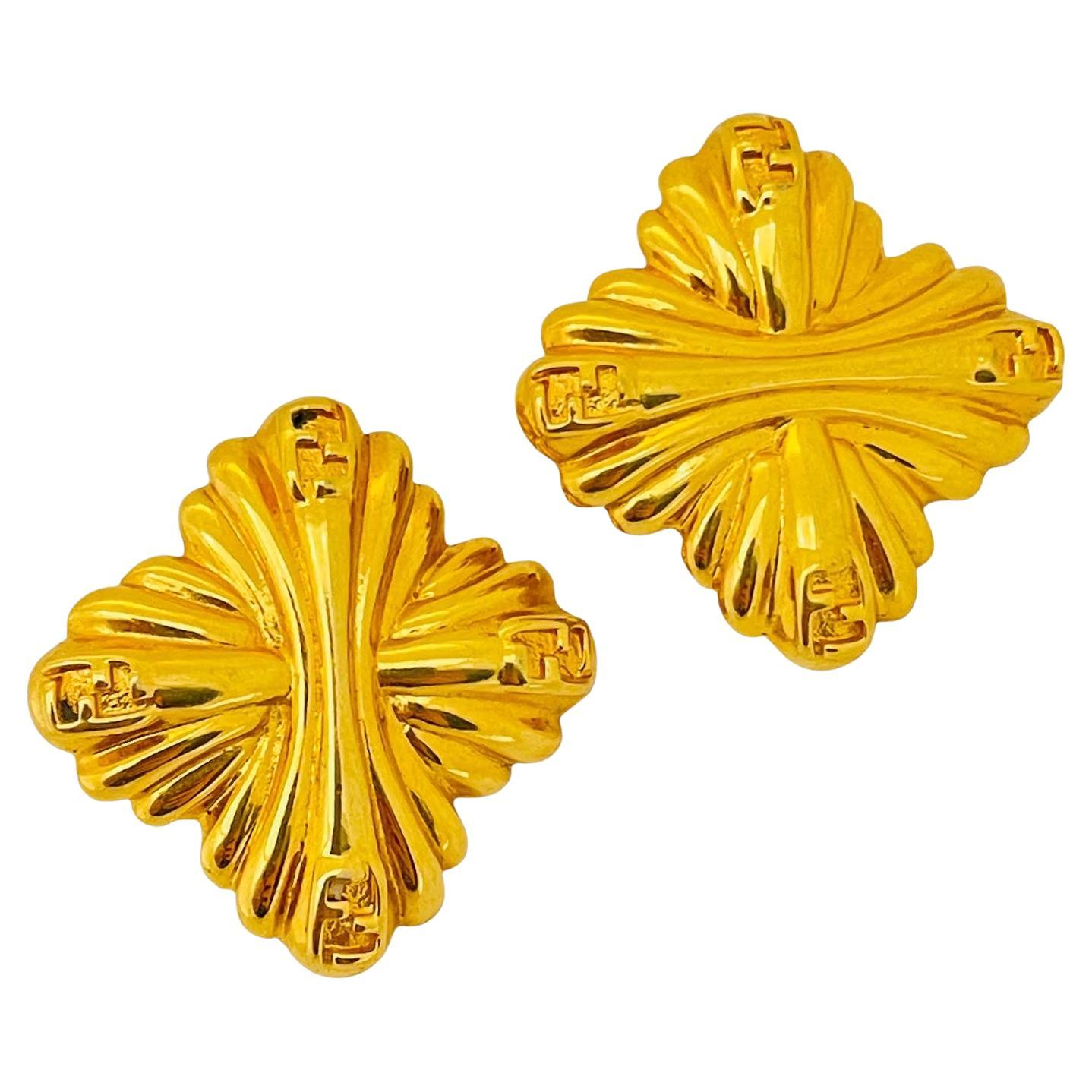 Boucles d'oreilles percées vintage signées FENDI avec logo en or, défilé de créateur  en vente