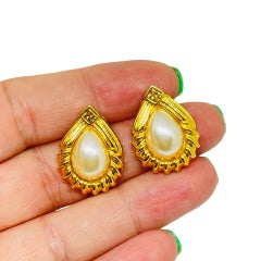 Orecchini vintage con logo Fendi firmati, placcati in oro e con perle di design