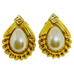 Orecchini vintage con logo Fendi firmati, placcati in oro e con perle di design