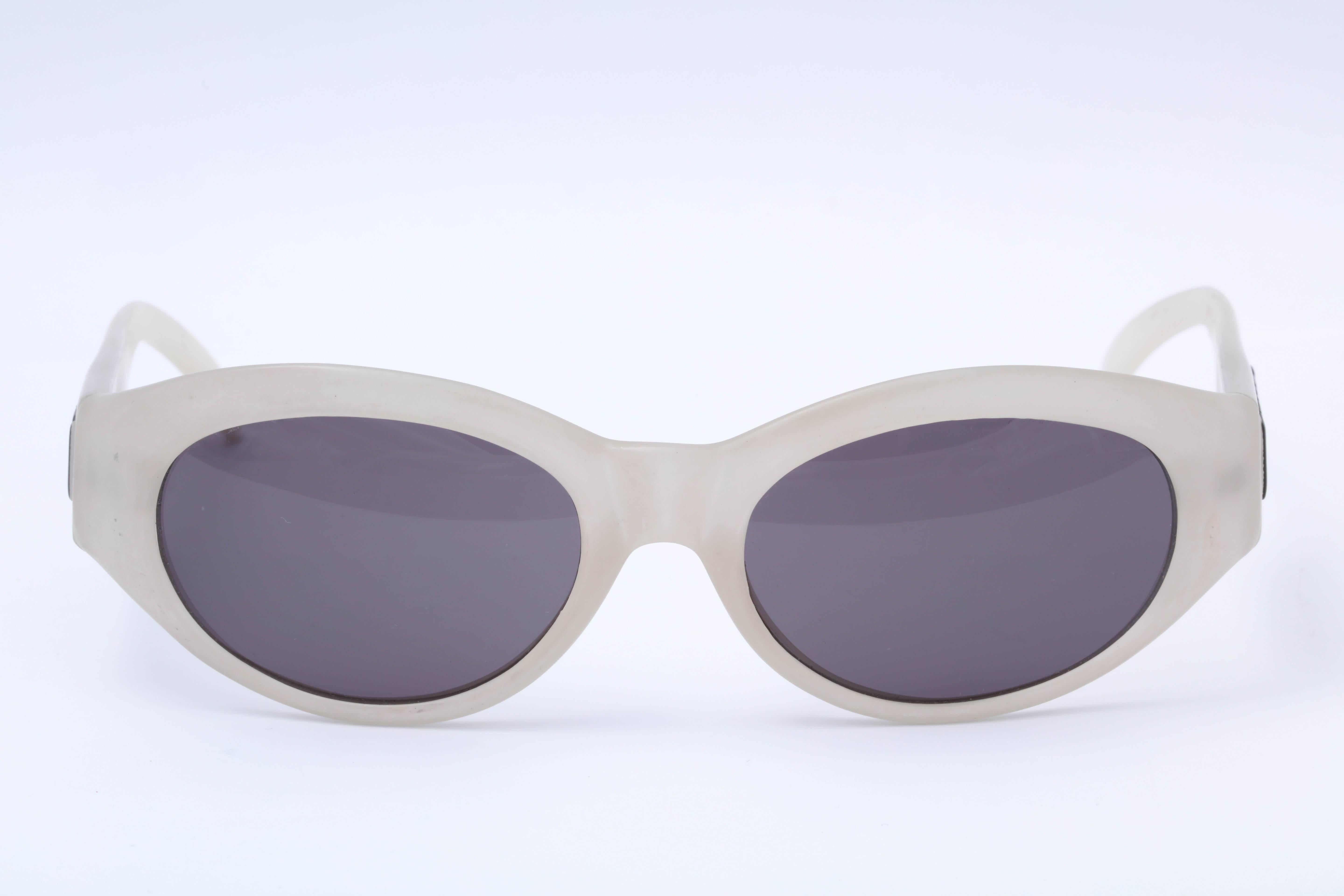 Vintage Fendi Logo Sunglasses In Excellent Condition For Sale In Chicago, IL