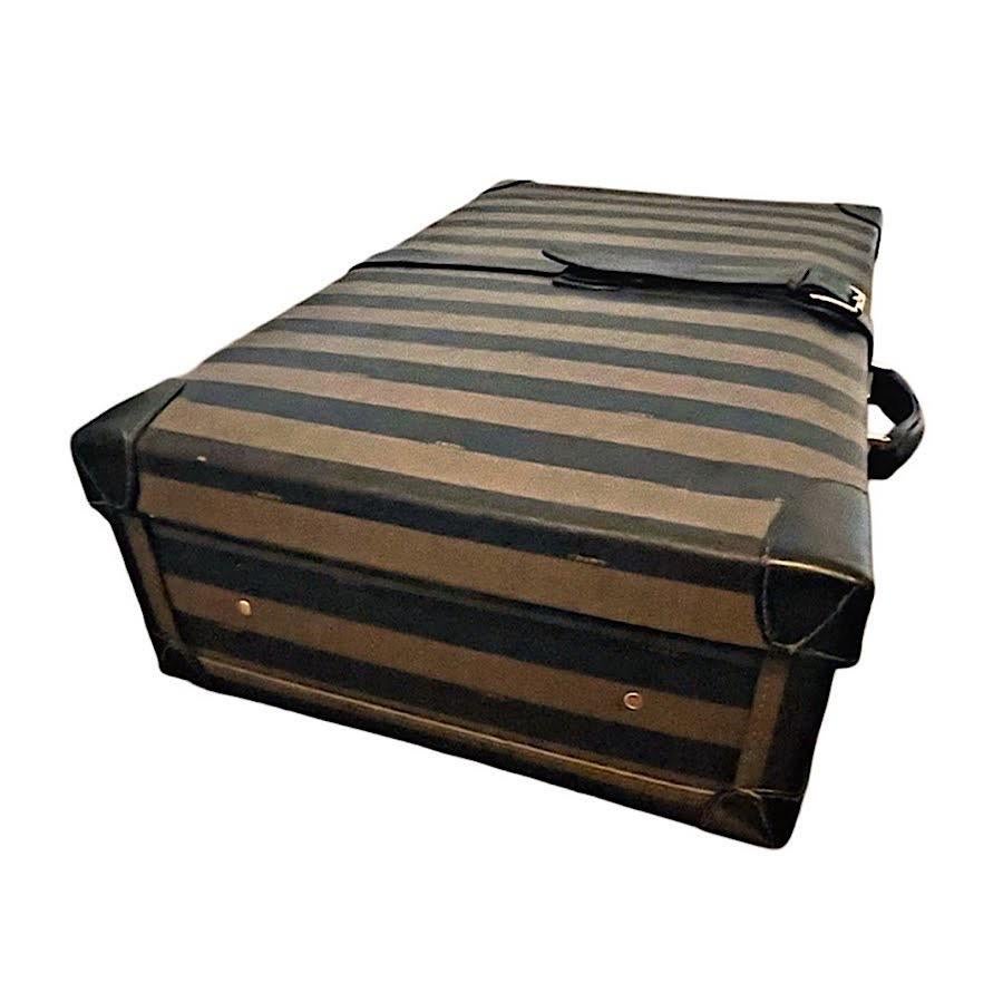 Valigia da viaggio vintage Fendi Pequin Stripe con serrature a combinazione in ottone, anni '70-'80

Descrizione

Un'eccezionale valigia vintage Fendi Pequin a righe, realizzata in Italia tra la fine degli anni Settanta e gli anni Ottanta. Questa