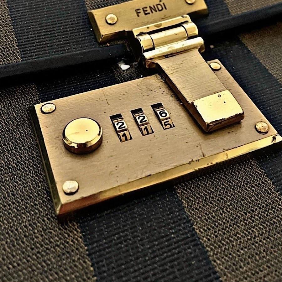 Fine XX secolo Valigia da viaggio Fendi oversize a strisce di Pequin con serratura in ottone, anni '70 in vendita