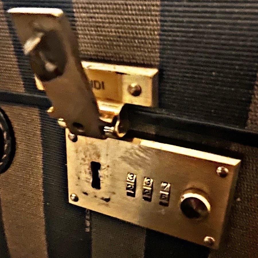 Valigia da viaggio Fendi oversize a strisce di Pequin con serratura in ottone, anni '70 in vendita 1