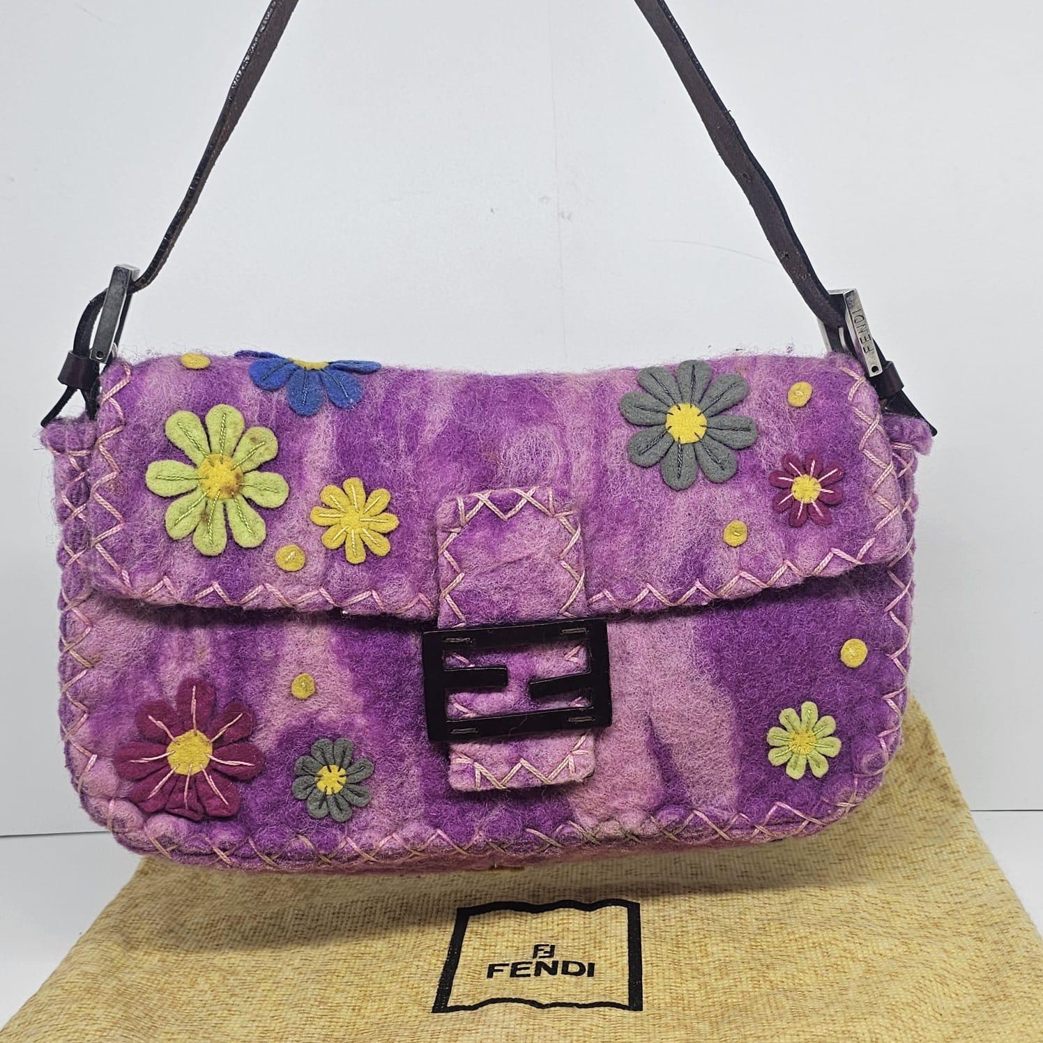 Borsa Baguette Fendi rosa con fiori applicati in lana in vendita 5