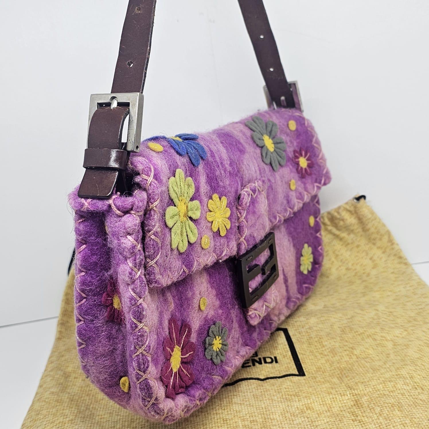 Borsa Baguette Fendi rosa con fiori applicati in lana in vendita 6