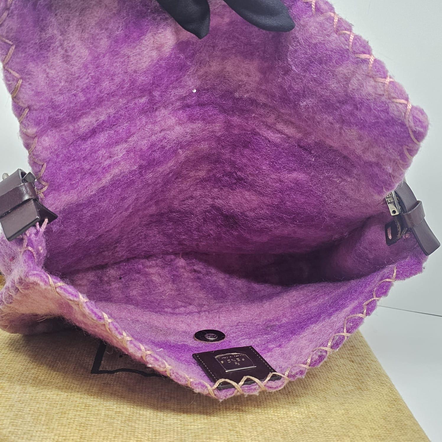 Borsa Baguette Fendi rosa con fiori applicati in lana in vendita 8