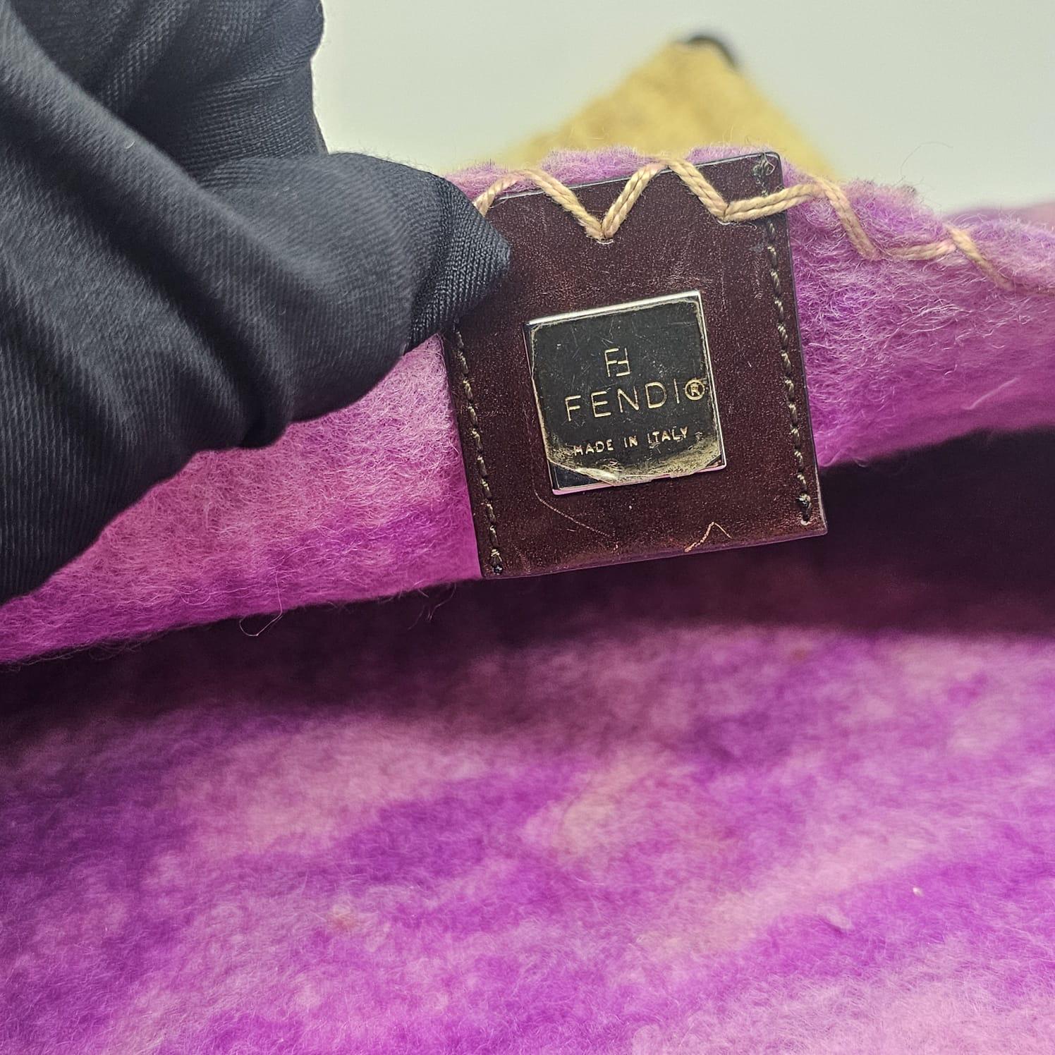 Borsa Baguette Fendi rosa con fiori applicati in lana in vendita 9