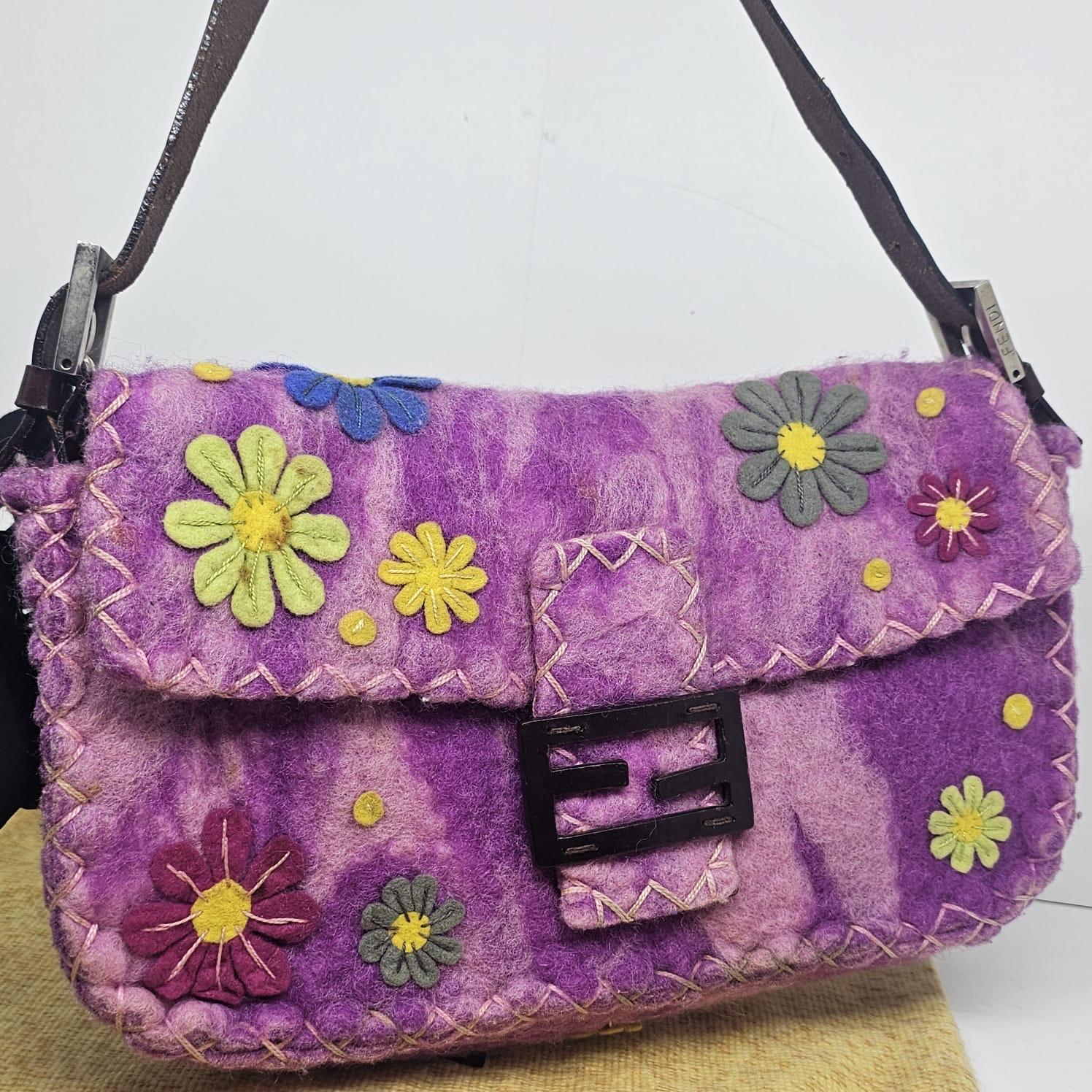 Borsa Baguette Fendi rosa con fiori applicati in lana in vendita 13