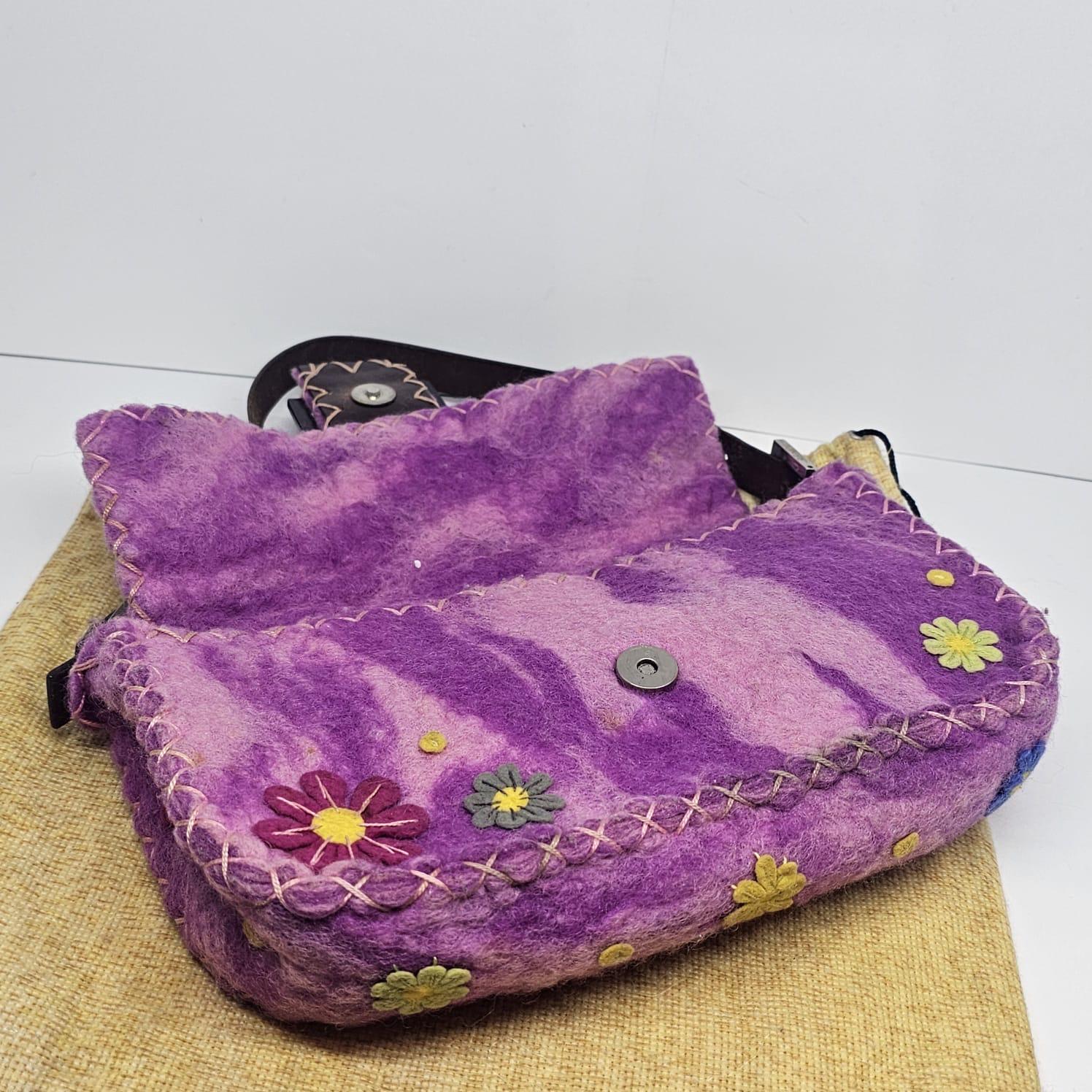Borsa Baguette Fendi rosa con fiori applicati in lana in vendita 14