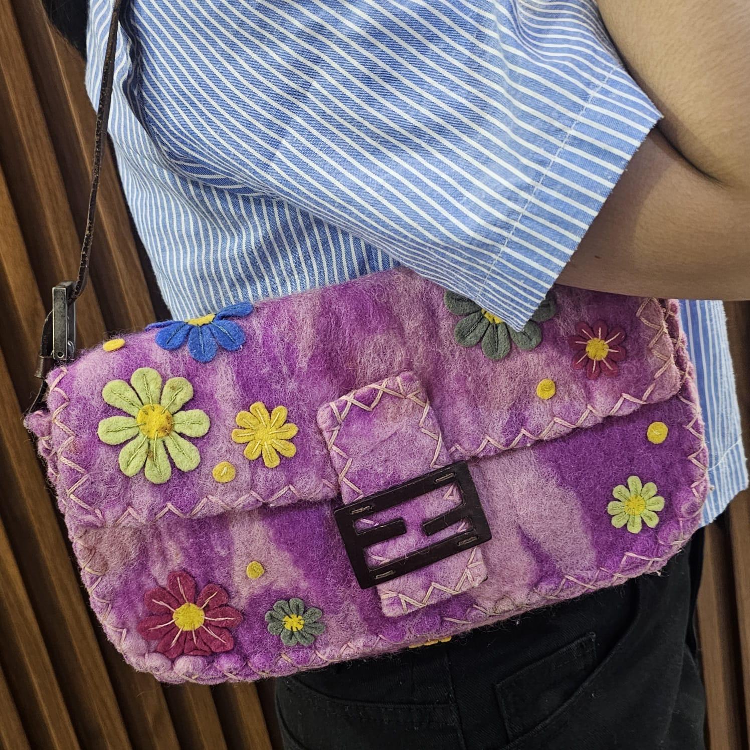 Rosa Borsa Baguette Fendi rosa con fiori applicati in lana in vendita