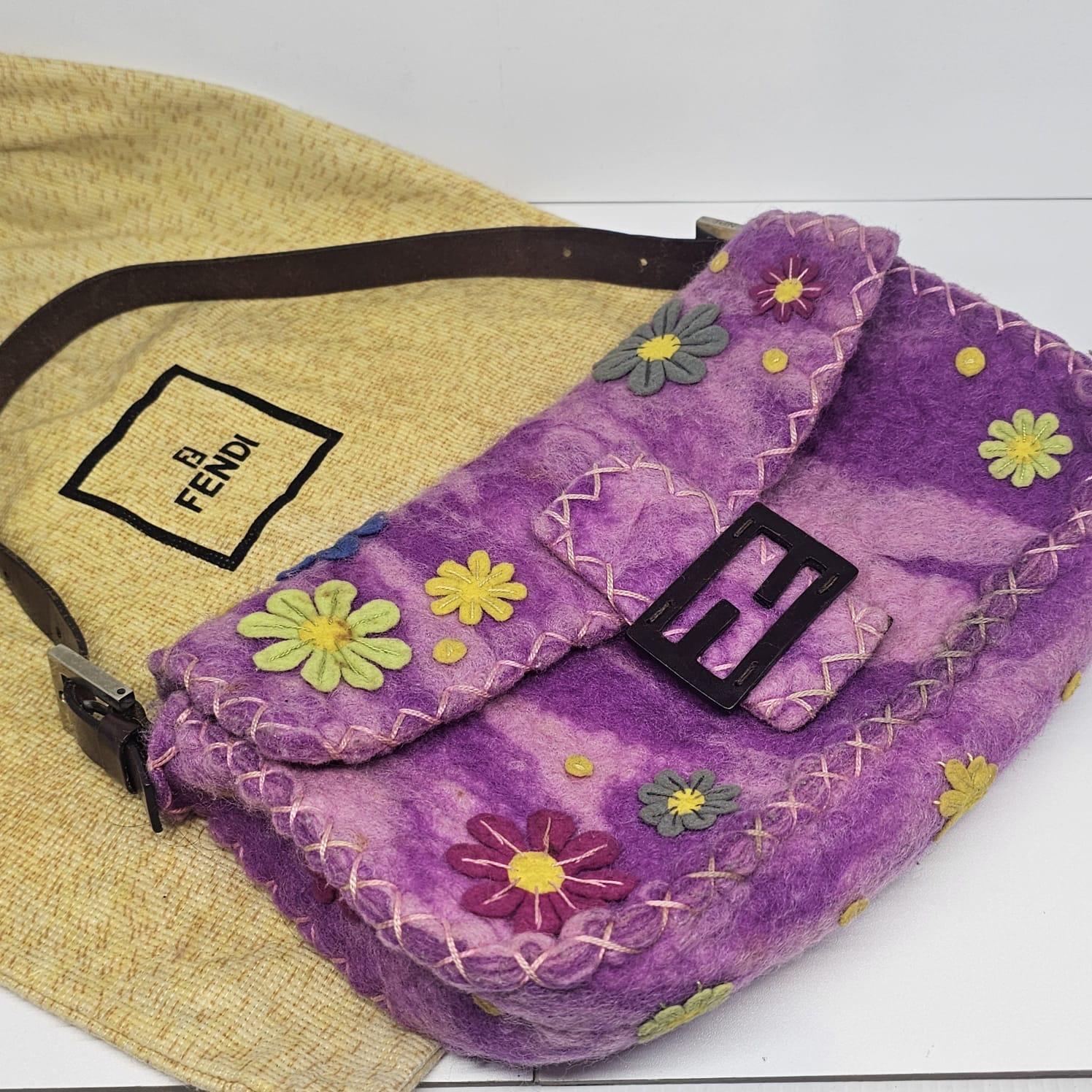Borsa Baguette Fendi rosa con fiori applicati in lana In condizioni discrete in vendita a Jakarta, Daerah Khusus Ibukota Jakarta