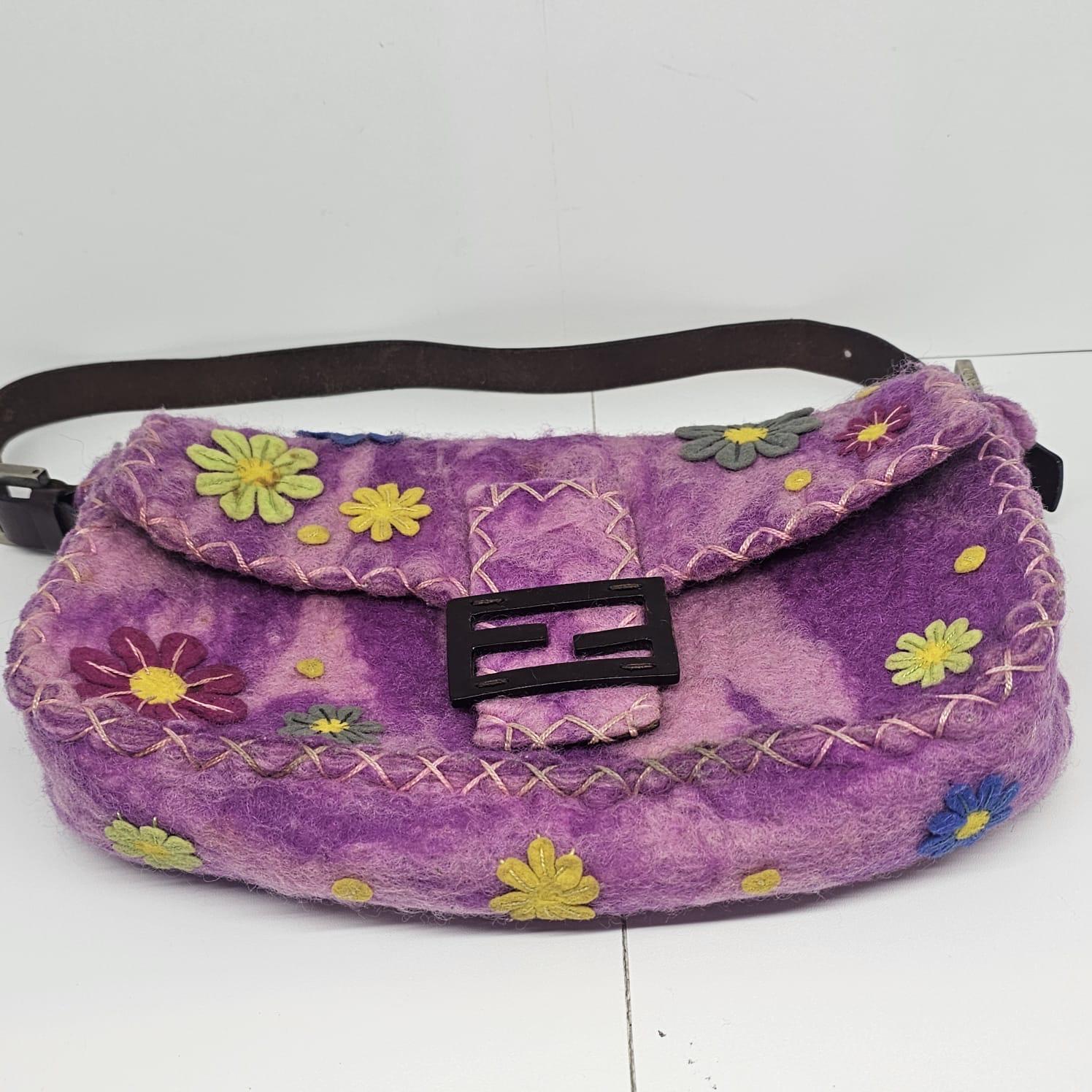 Donna Borsa Baguette Fendi rosa con fiori applicati in lana in vendita