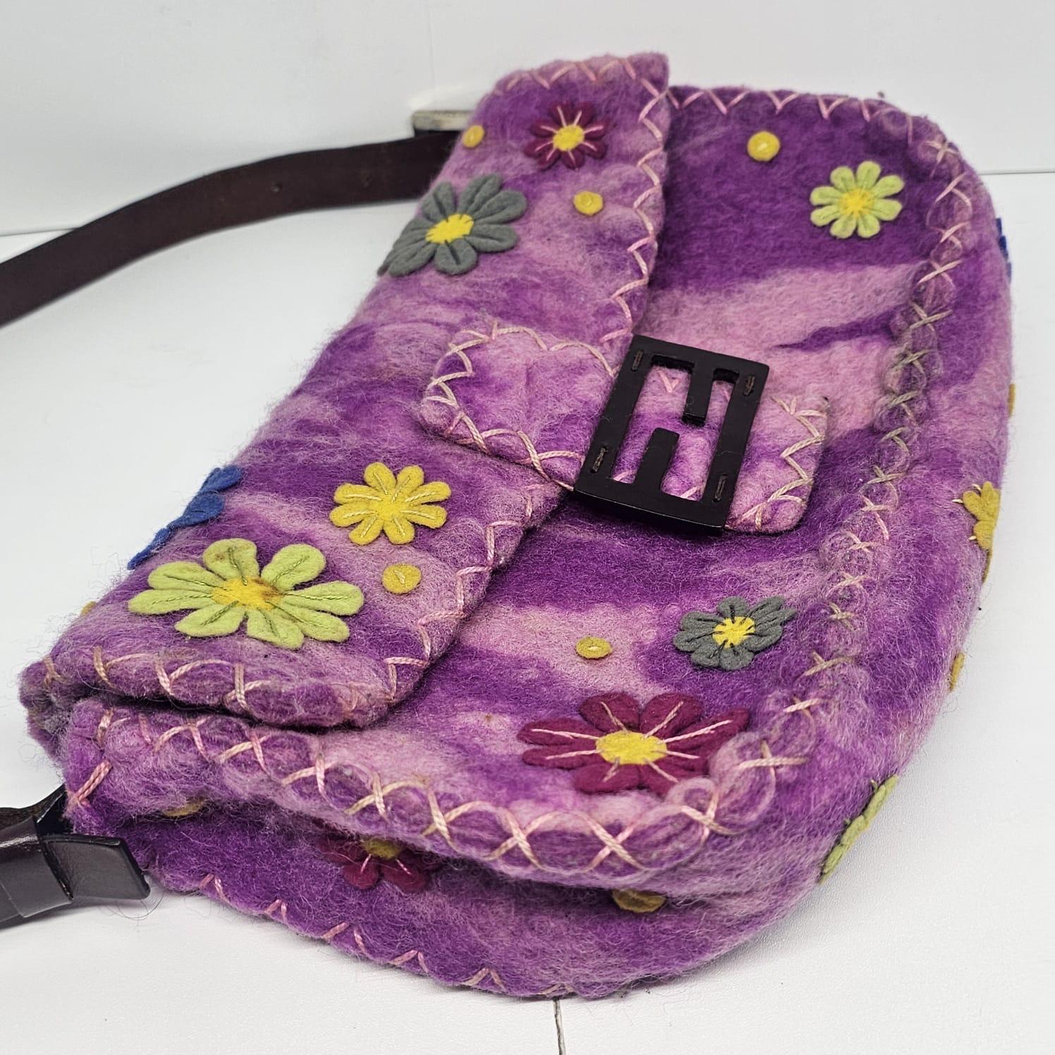 Borsa Baguette Fendi rosa con fiori applicati in lana in vendita 1