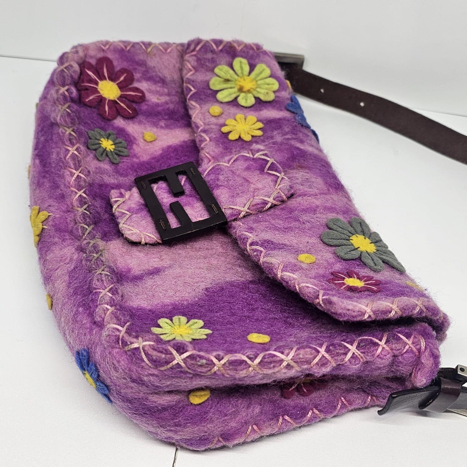 Borsa Baguette Fendi rosa con fiori applicati in lana in vendita 2