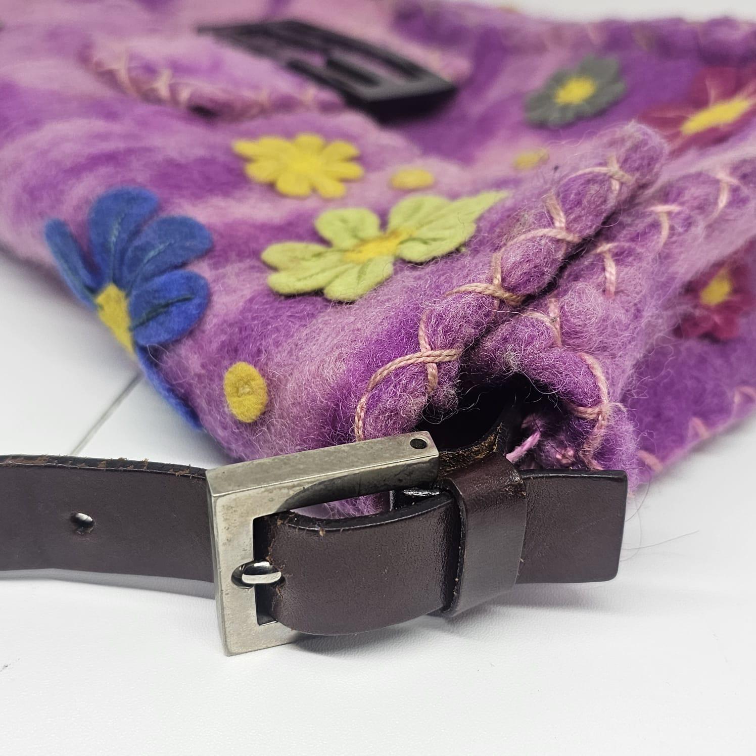 Borsa Baguette Fendi rosa con fiori applicati in lana in vendita 3